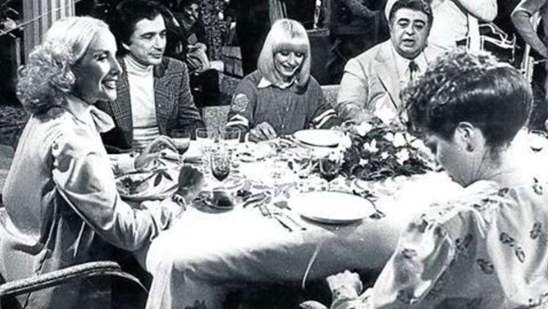 Norma Aleandro en Almorzando con Mirtha Legrand, junto a Sergio Renan, Raffaella Carrà, Jorge Porcel y Chiquita