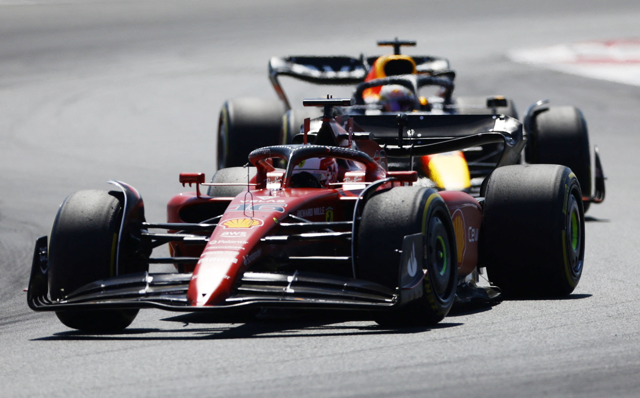 Charles Leclerc se defiende de Red Bull's Max Verstappen (REUTERS/Sarah Meyssonnier)