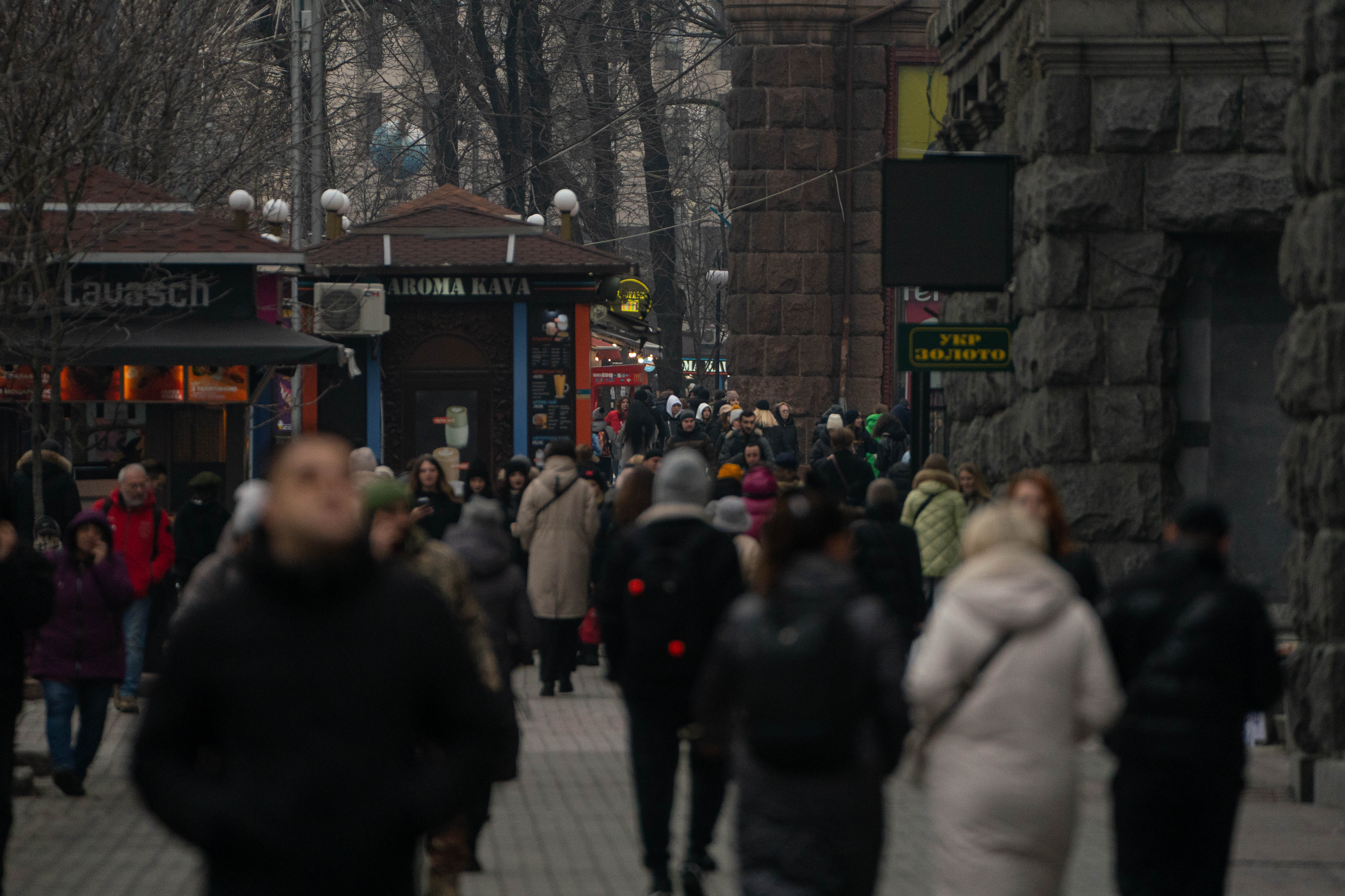 La capital ucraniana retomó un ritmo de normalidad. La gente pasea por sus calles y hay embotellamiento de tráfico 