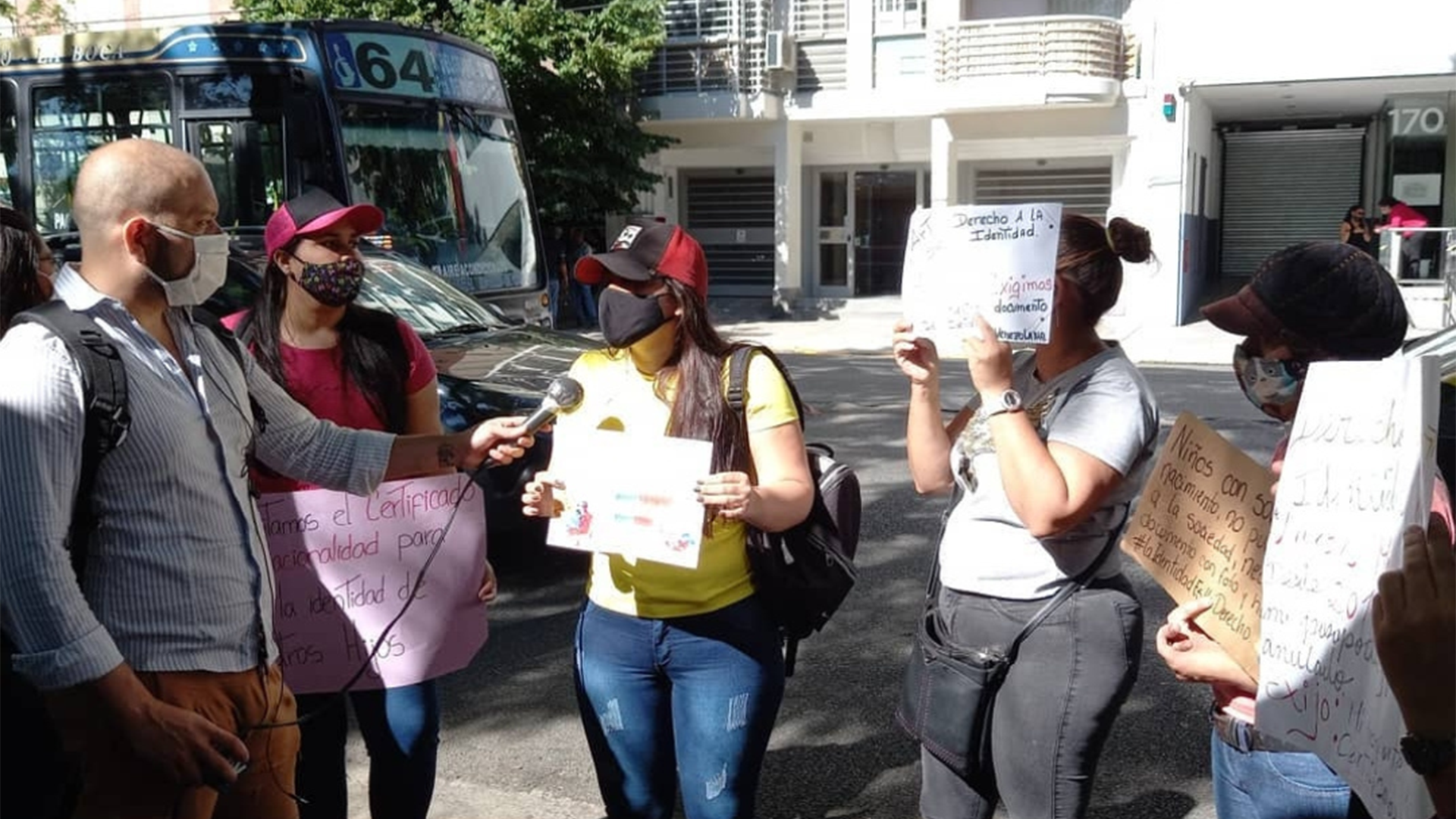 Las madres de niños venezolanos sin DNI argentino se agruparon en Instagram 