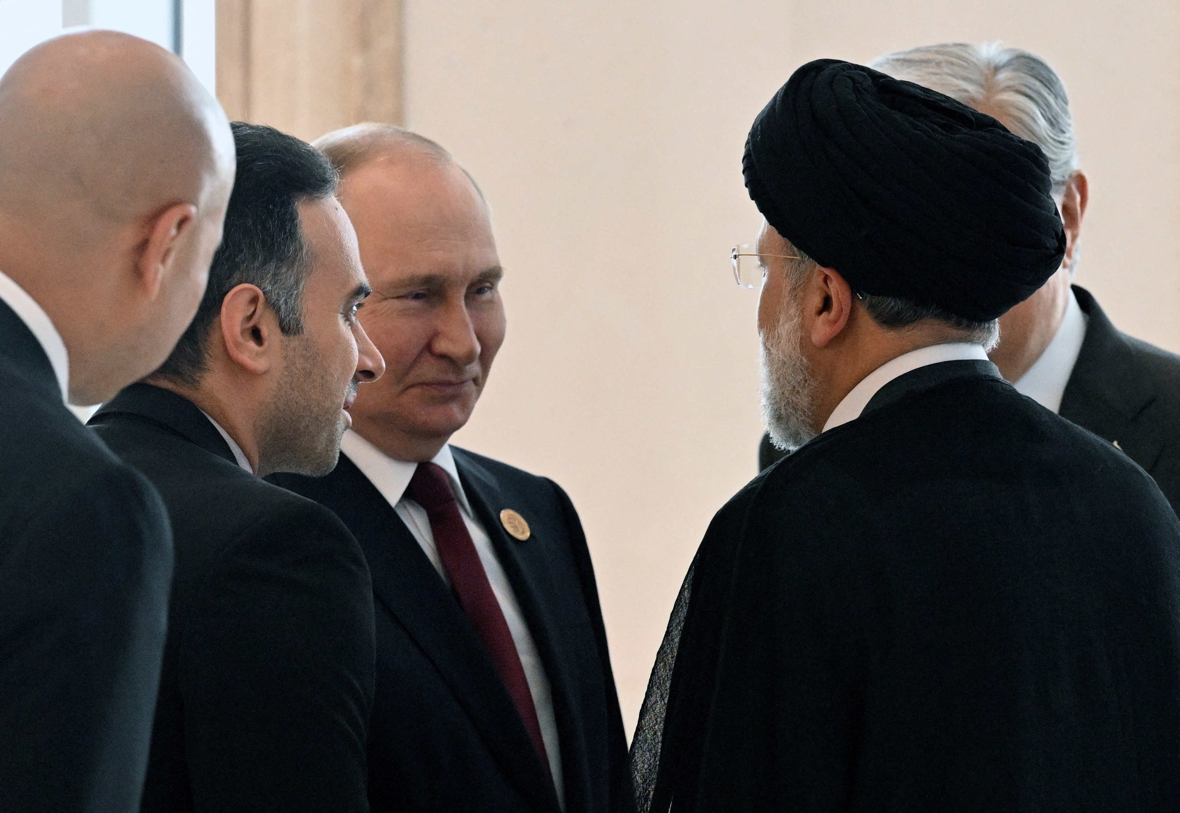 Vladimir Putin junto a su par iraní, Ebrahim Raisi, en la última cumbre de Ashgabat, en Turkmenistan. La próxima semana negociarán en Teherán la entrega de poderosos drones artillados. (Sputnik/Grigory Sysoyev/Pool via REUTERS).