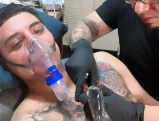 El cantante de Grupo Firme alarmó al aparecer con una mascarilla de oxígeno (Foto: Instagram)