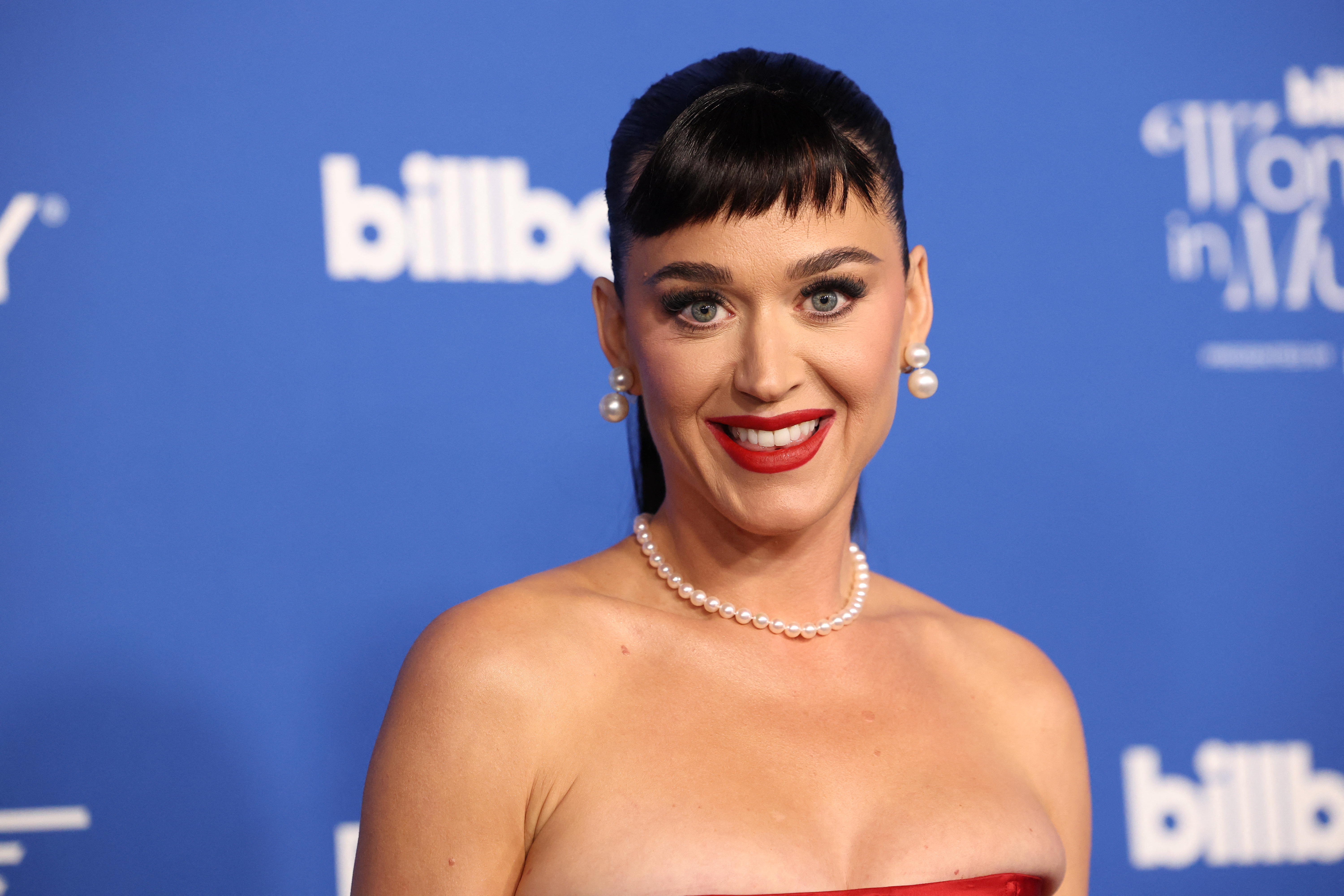 El atrevido look de Katy Perry que dejó su tanga al descubierto en los  Premios Billboard Women in Music 2024 - Infobae