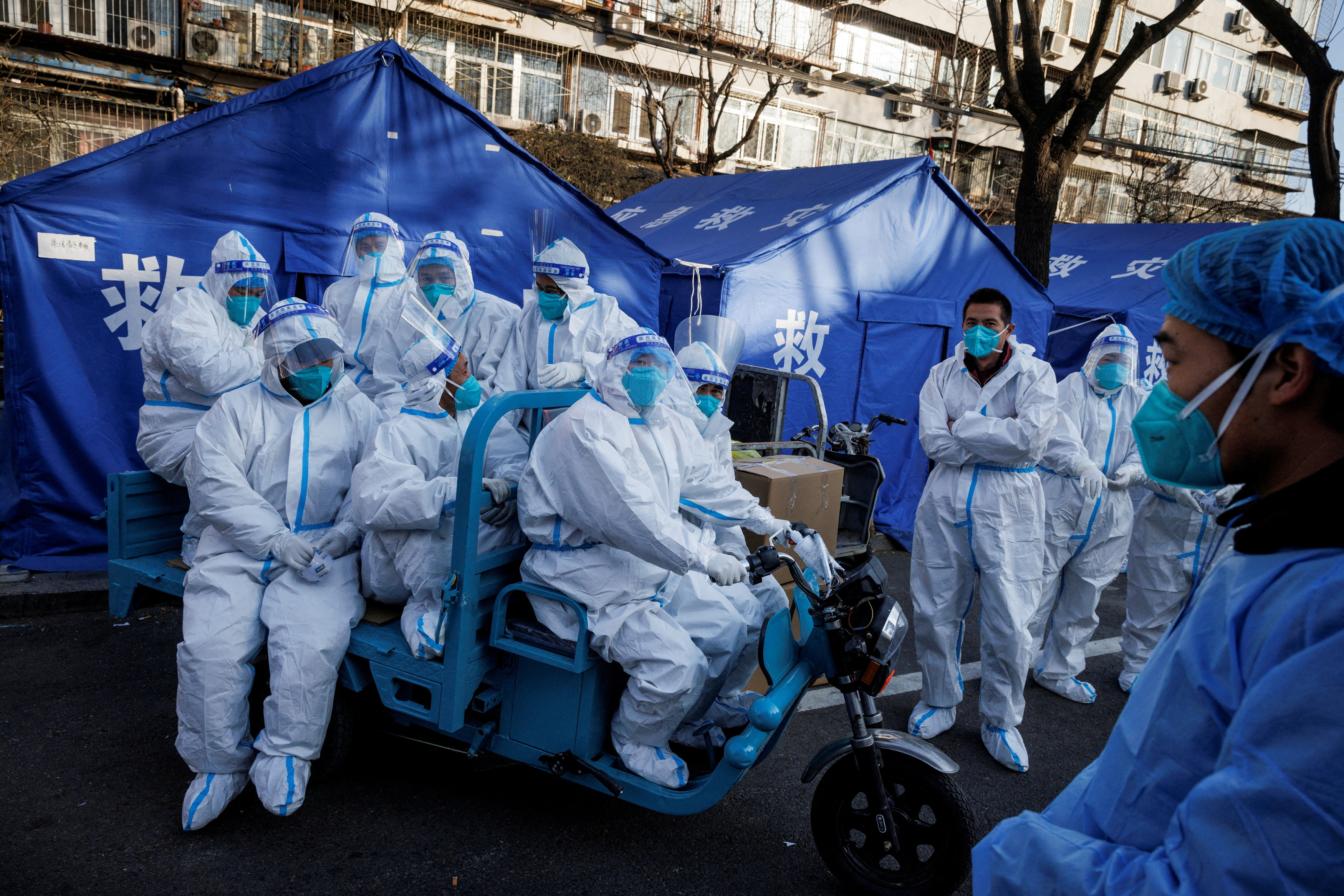 Personal de sanidad en Pekín está alerta ante nuevos casos de COVID ( REUTERS/Thomas Peter/File Photo)