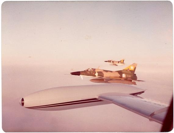Directo al objetivo. Una nave del Escuadrón Fénix guiando a aviones Mirage  M.5 Dagger a una misión (Foto gentileza Luis A. Herrera)