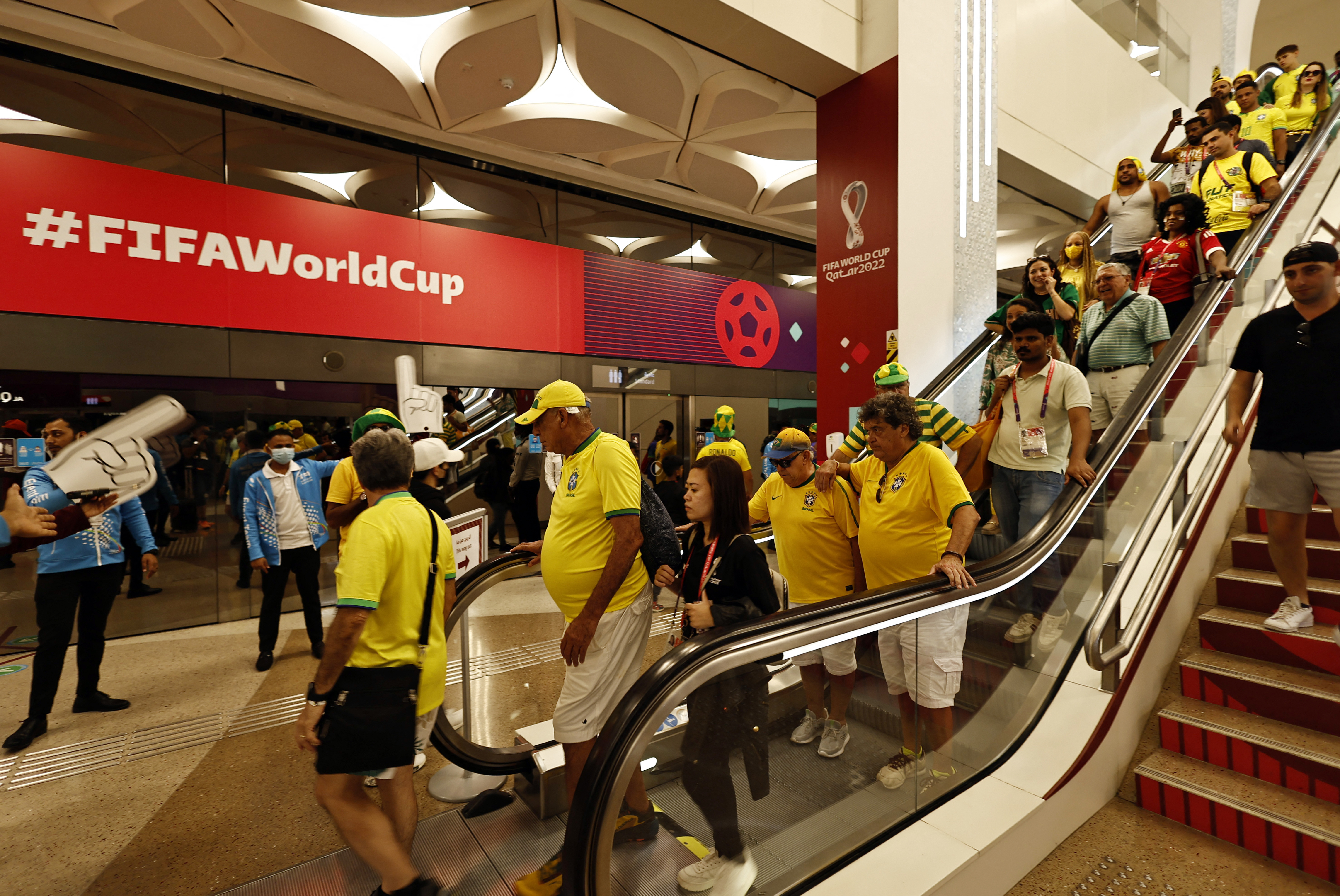 Fanáticos de Brasil inundan la estación del metro Al Qassar para llegar al partido de su selección con Suiza | REUTERS/Hamad I Mohammed