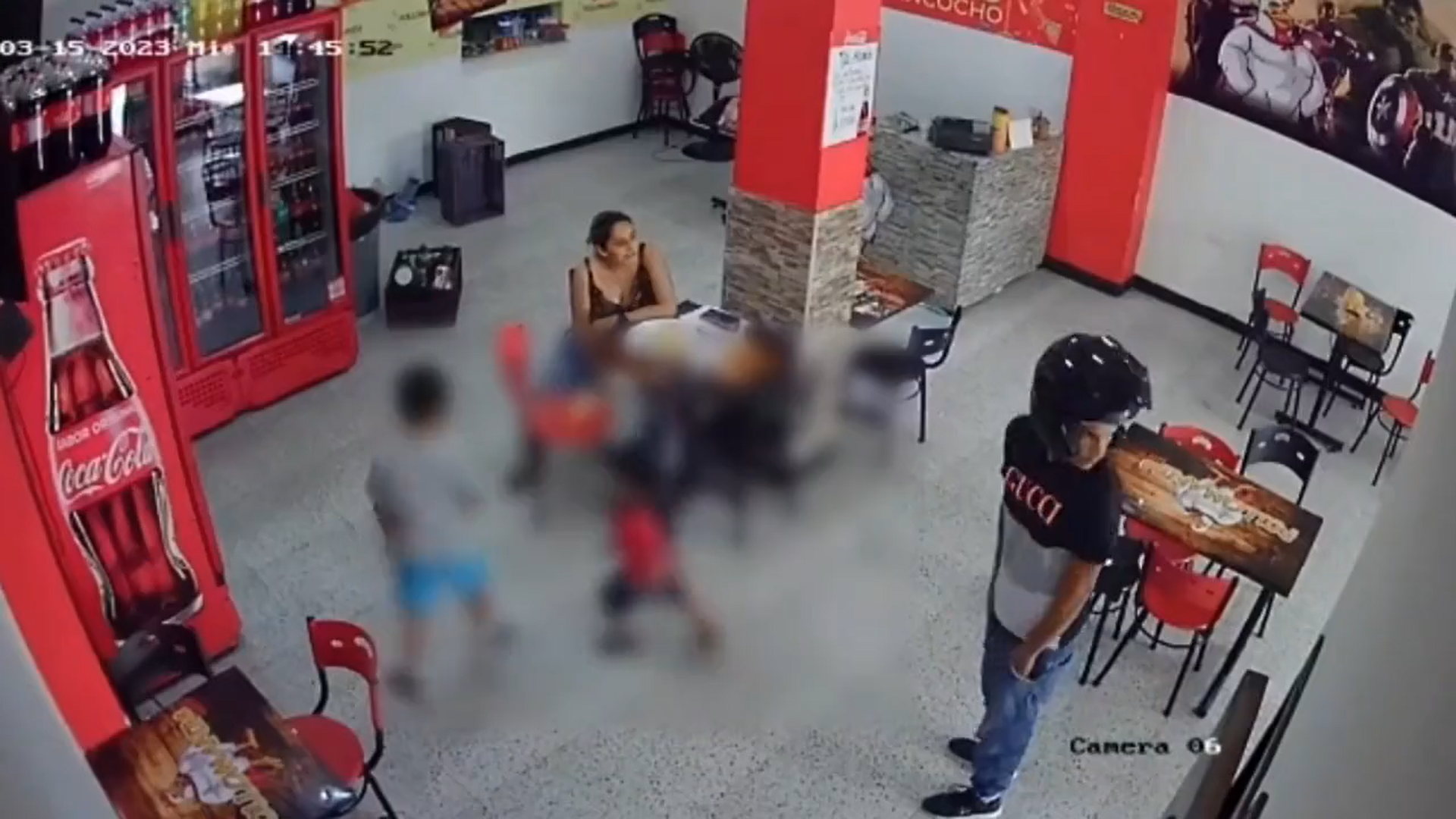 Los atracadores ingresaron al establecimiento para robar, pese a que la mujer está embarazada y estaba con su hijo de dos años. (Captura de pantalla)