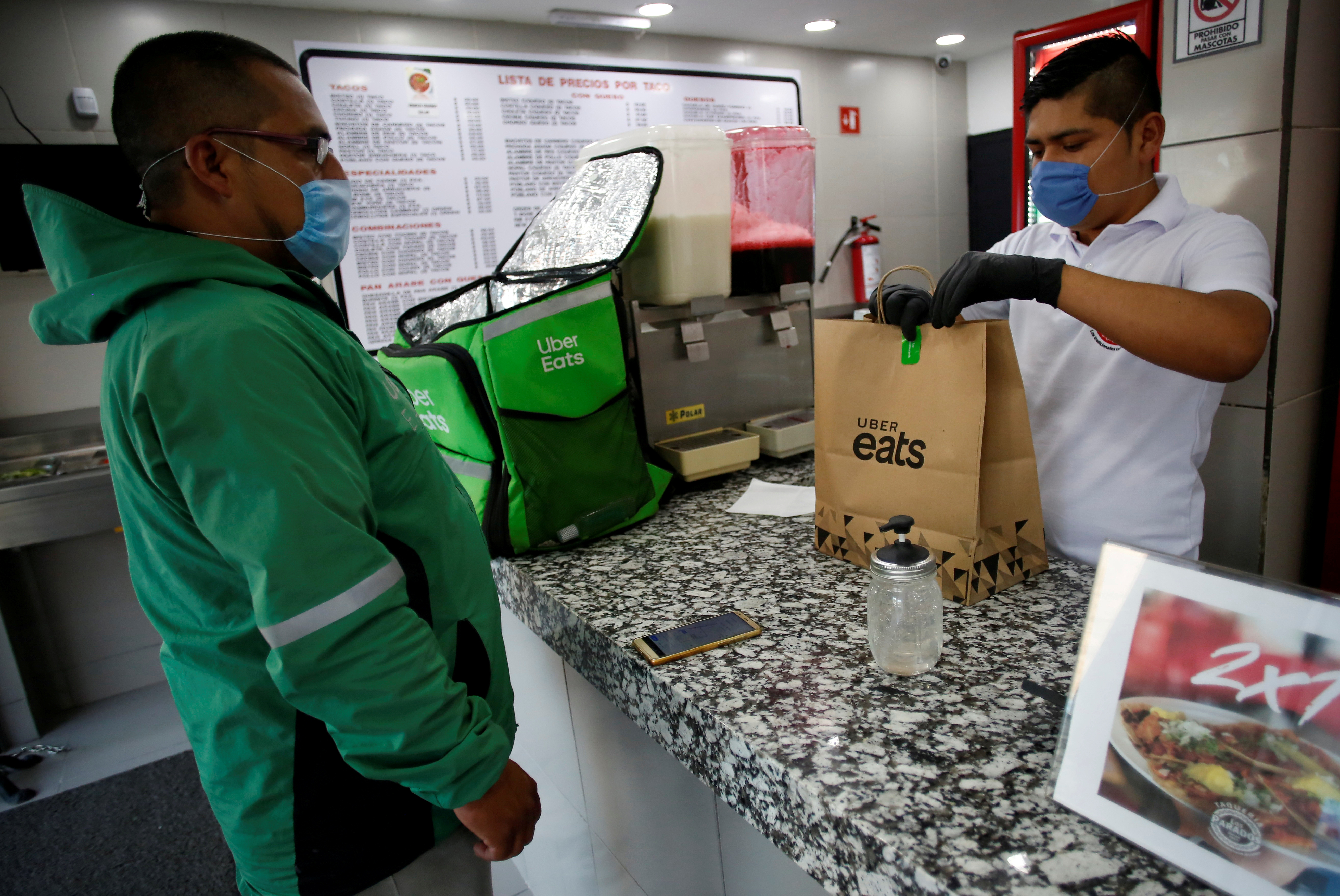 Las aplicaciones de entrega acordaron la reducción de sus comisiones con restaurantes (Foto: Gustavo Graf/Reuters)