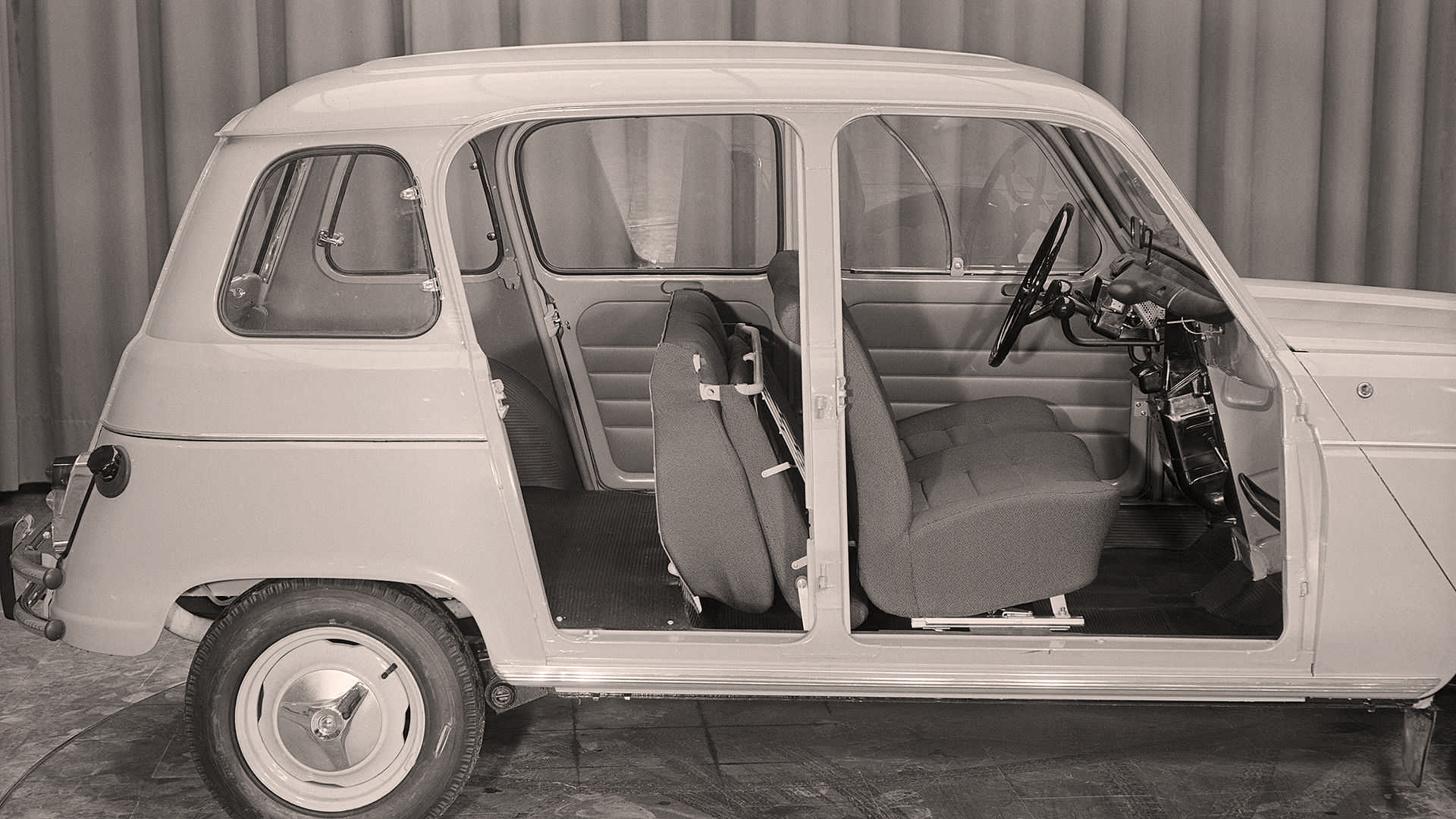 Rebatir el asiento trasero era darle una utilidad de furgón o rural al 4L desde el comienzo de su fabricación en 1961