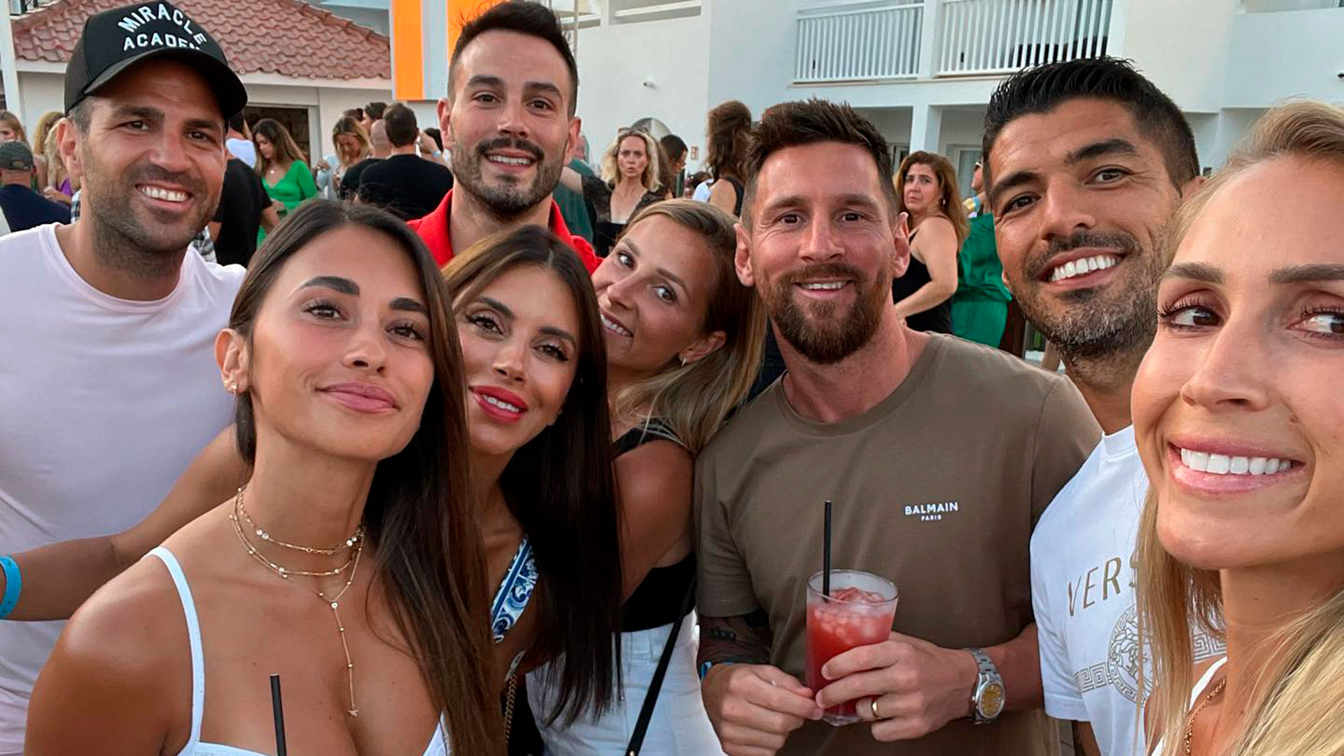 Mientras se define su posible llegada a River Plate, Luis Suárez salió a bailar por Ibiza con Lionel Messi y su grupo de amigos