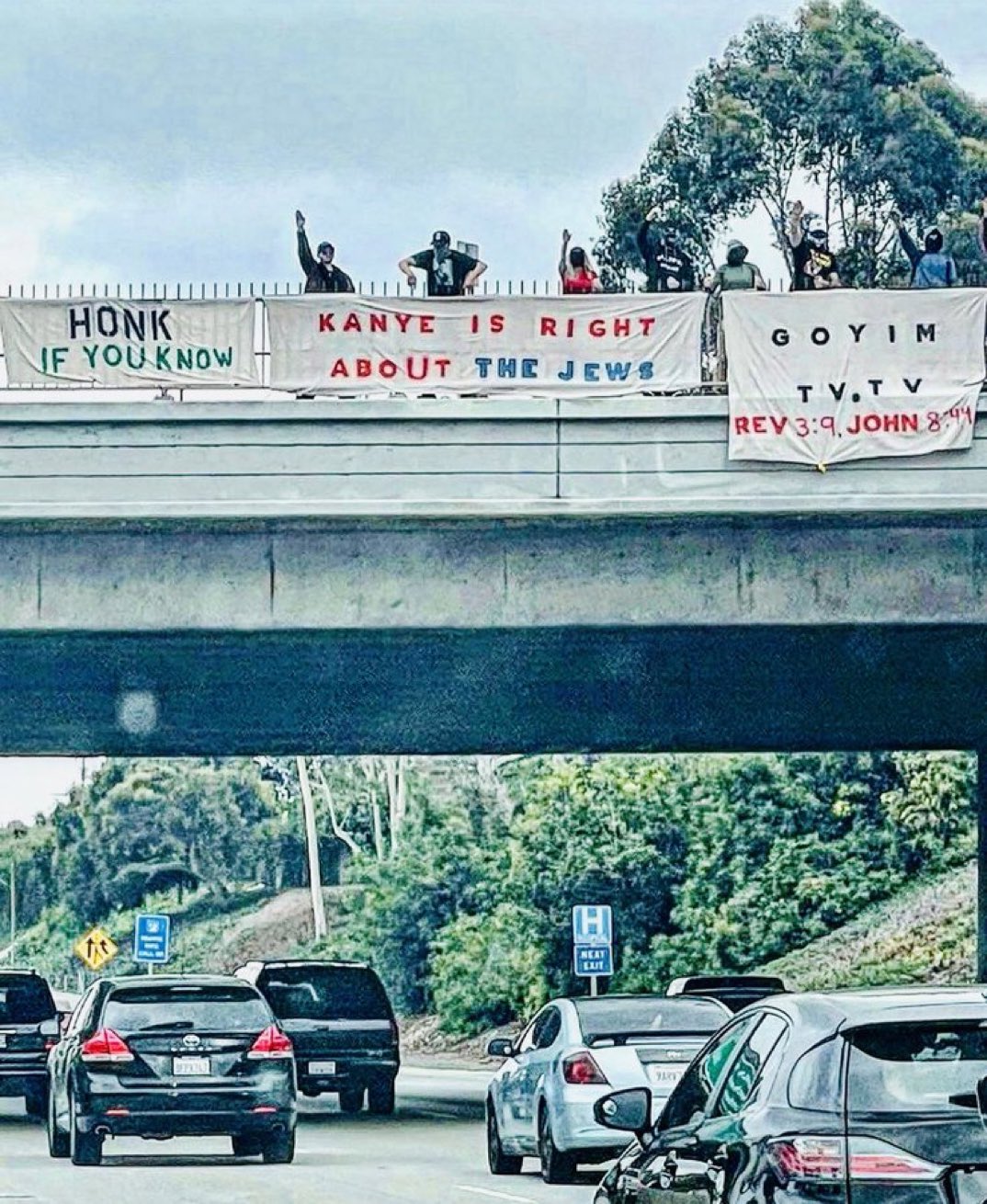 Cartel en apoyo a Kanye West en Los Ángeles (Twitter)