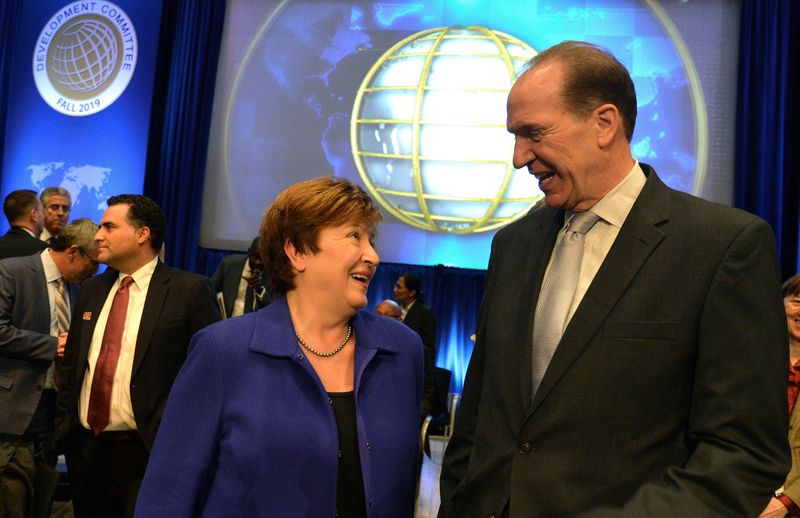 La directora gerente del FMI, Kristalina Georgieva, conversa con el presidente del Banco Mundial, David Malpass