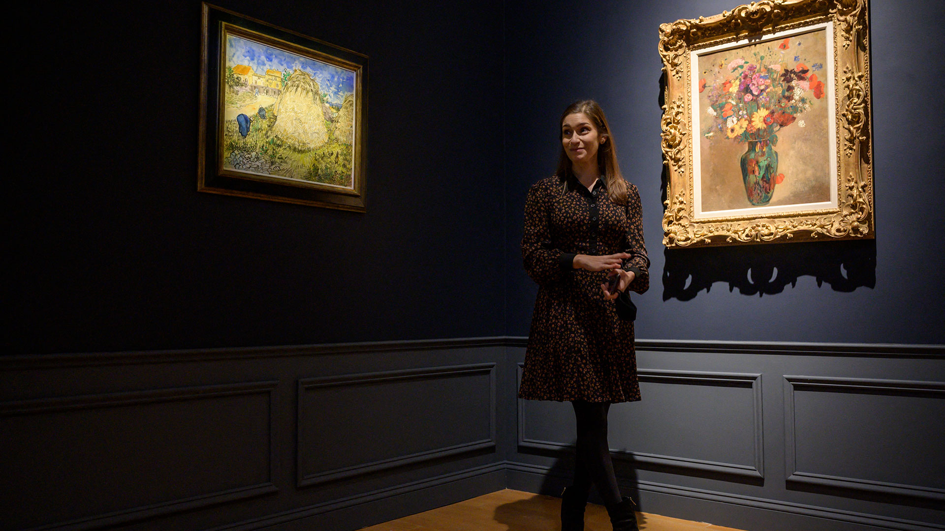 "Meules de blé", de Vincent van Gogh, sobre el lado izquierdo, y a su derecha un cuadro Gustave Caillebotte adquirido por el Getty Museum (Ed JONES / AFP)