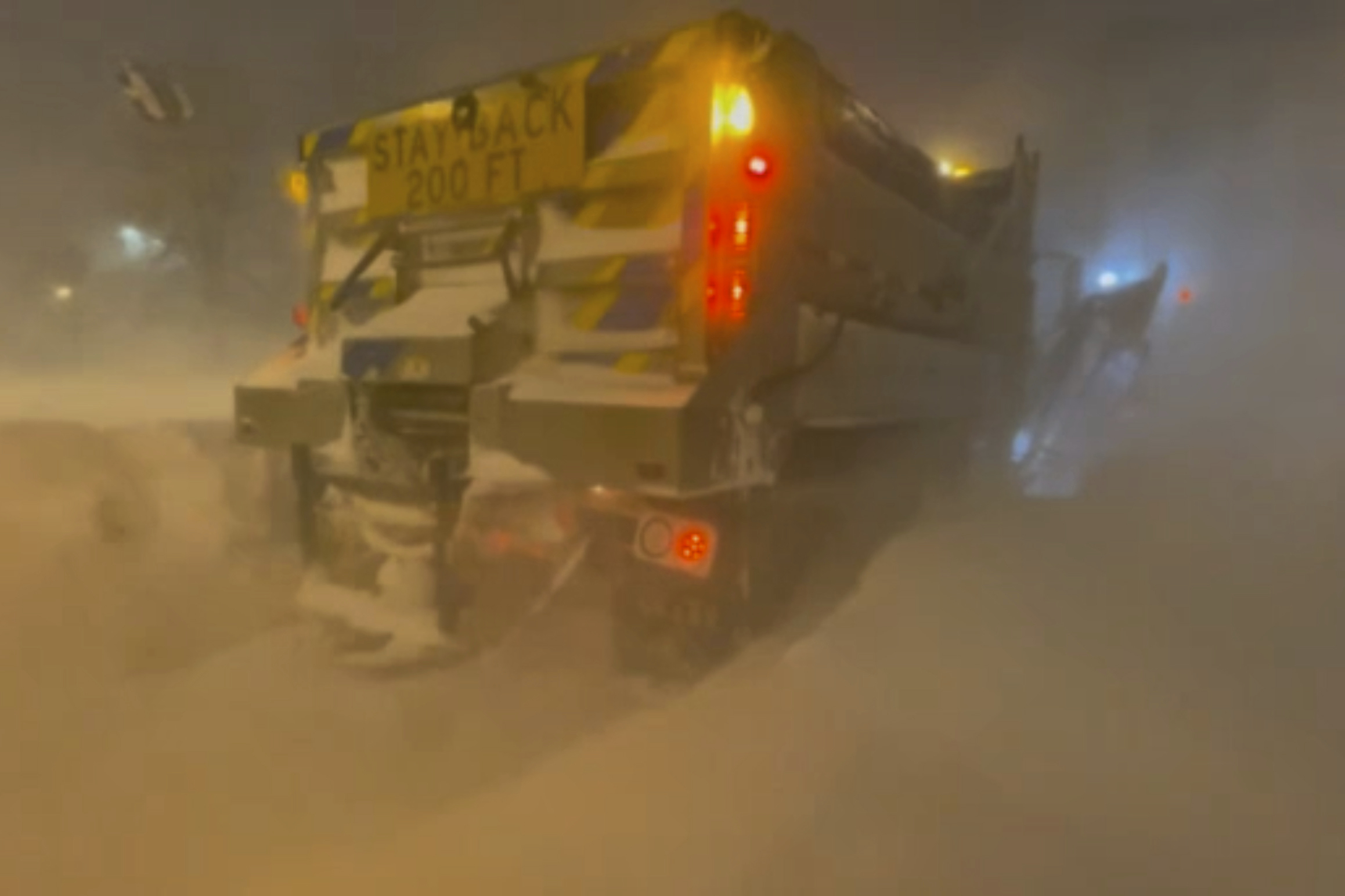 Los fuertes vientos y la nieve cubren las calles y los vehículos en Buffalo, Nueva York, la madrugada del domingo 25 de diciembre de 2022. 