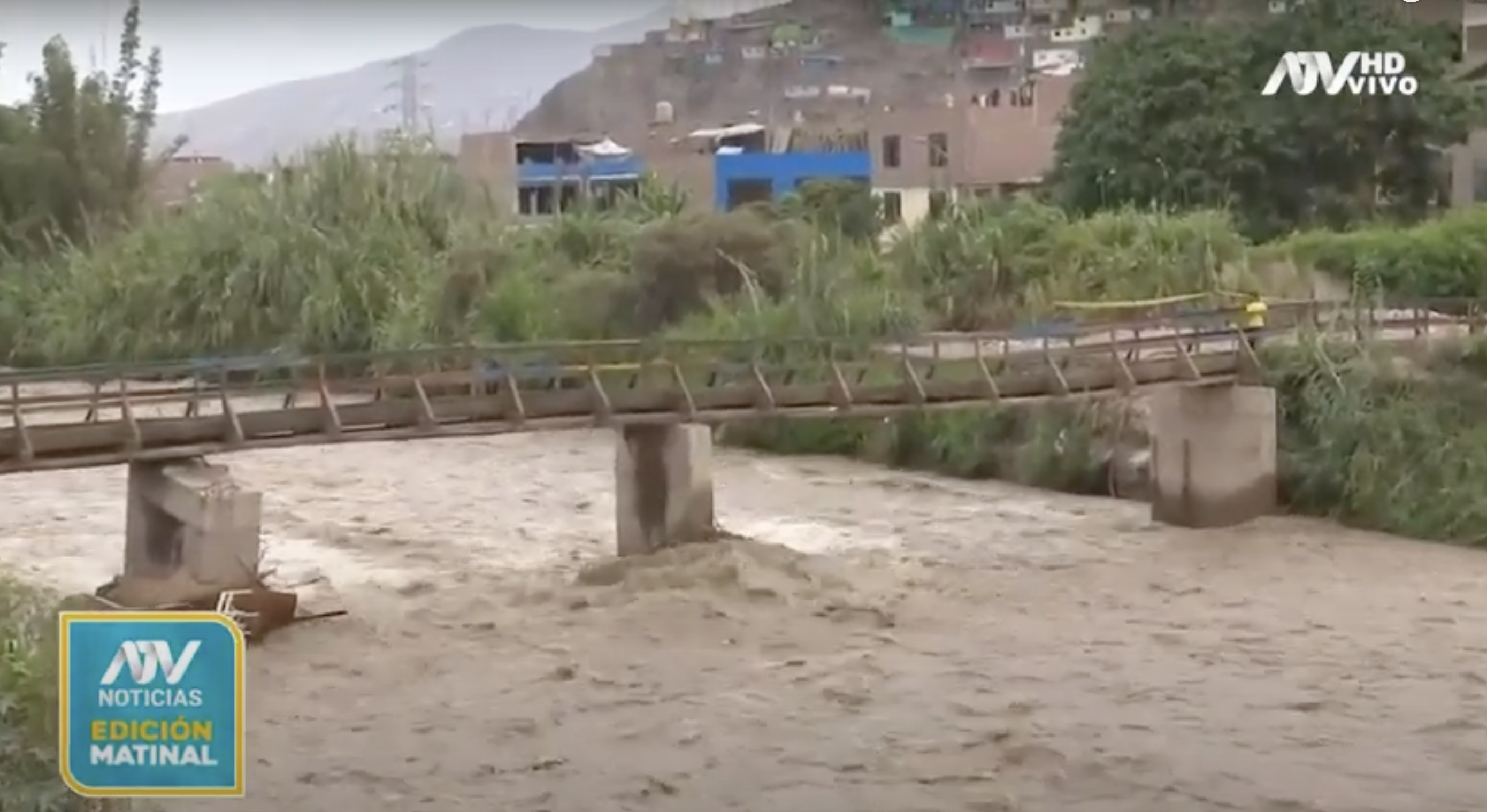 Brücke im Fluss Chillón kurz vor dem Einsturz aufgrund starker Regenfälle.