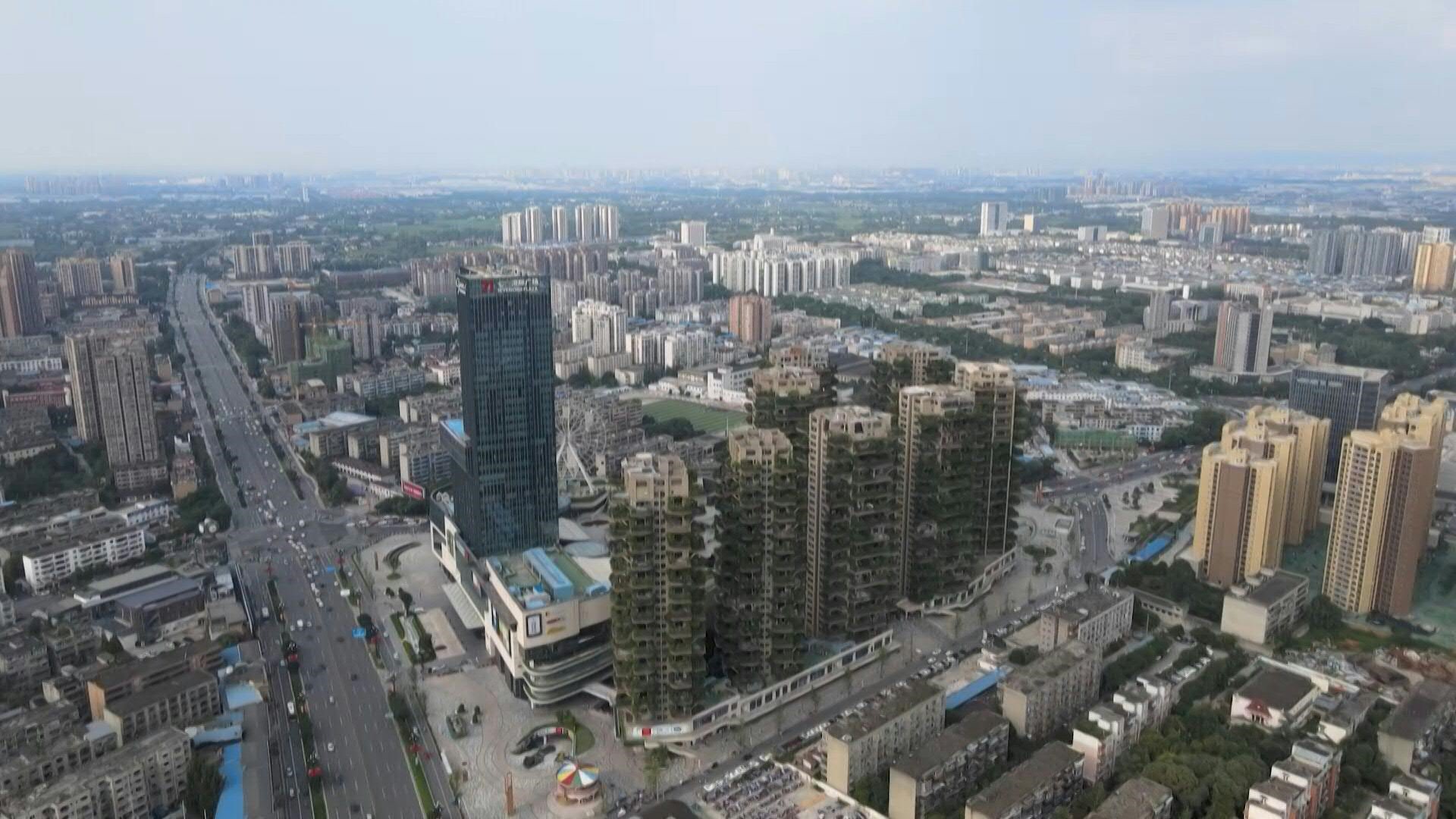 La ciudad china de Chengdu, con cerca de 20 millones de habitantes y situada en el suroeste del país, estará bajo confinamiento desde el jueves con el objetivo de frenar un nuevo brote de covid-19 (AFP)