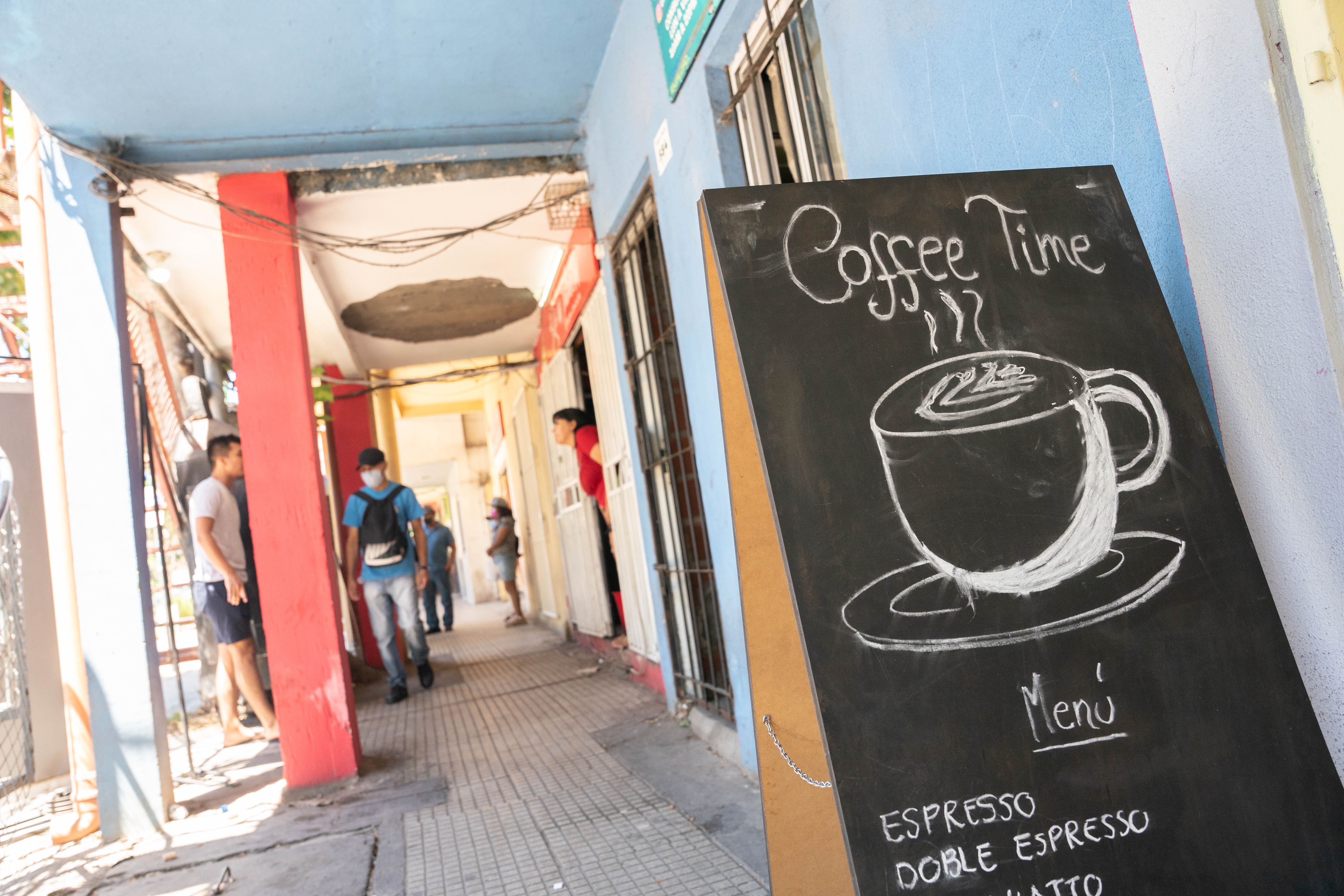 Es brasileño y abrió la primera cafetería de especialidad en el Barrio 31:  “Quiero que muchos puedan progresar a través del café” - Infobae