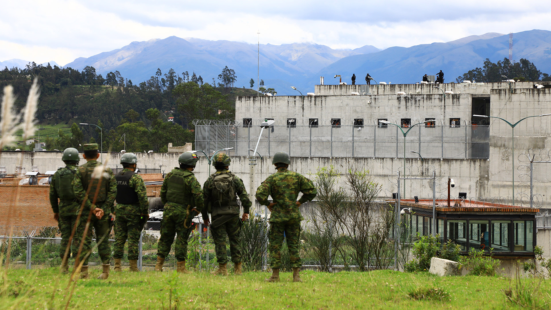 Varios policías vigilan una cárcel del Ecuador 