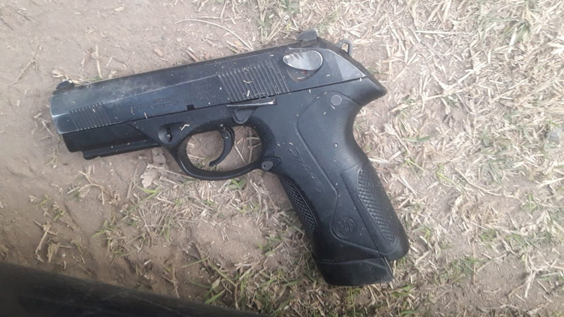 La pistola que les secuestraron a los detenidos