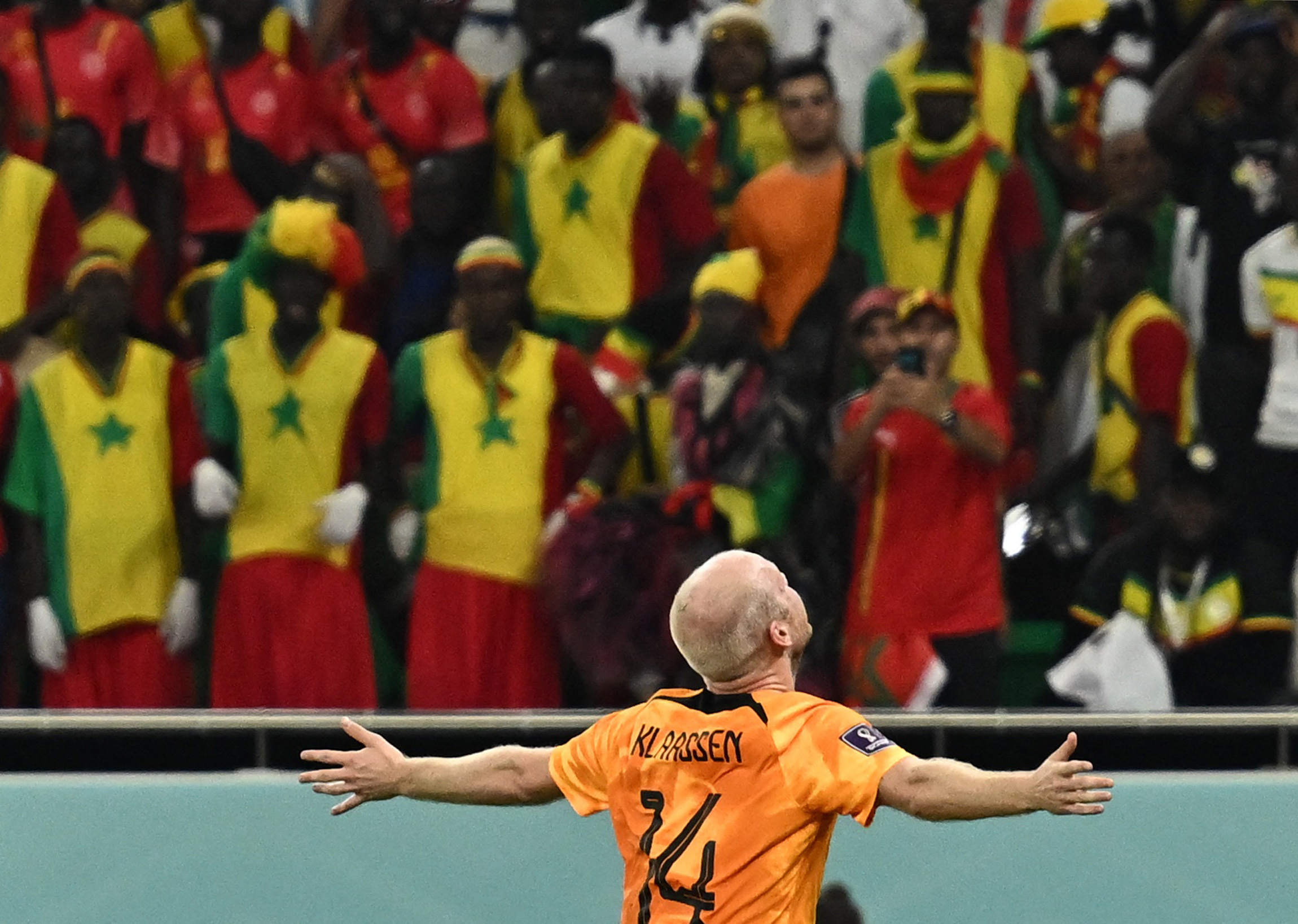 Klaassen celebra su tanto ante Senegal con la camiseta número 14. REUTERS/Dylan Martinez