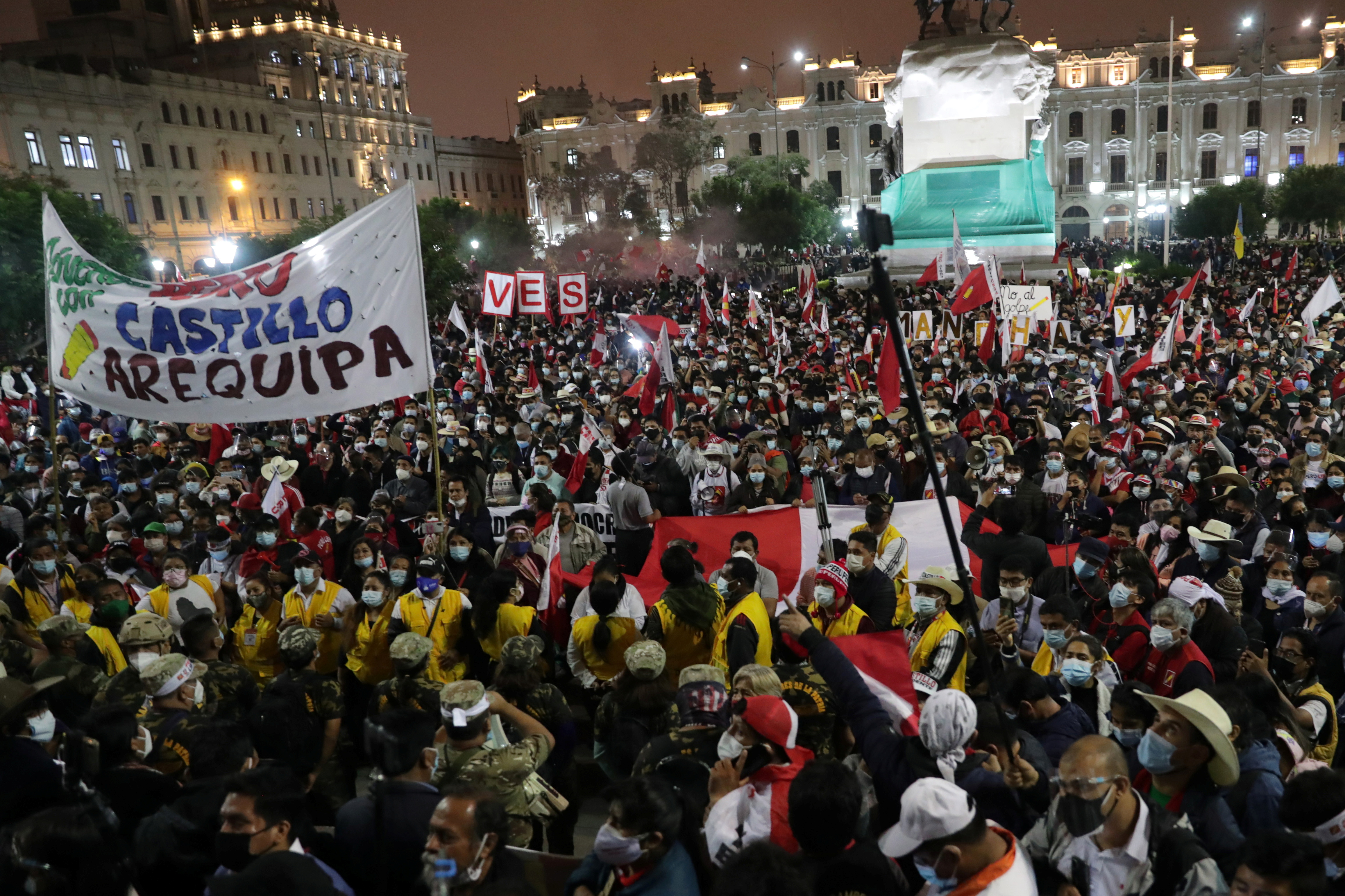 Una multitud en la Plaza San Martín, en defensa de los resultados oficiales 