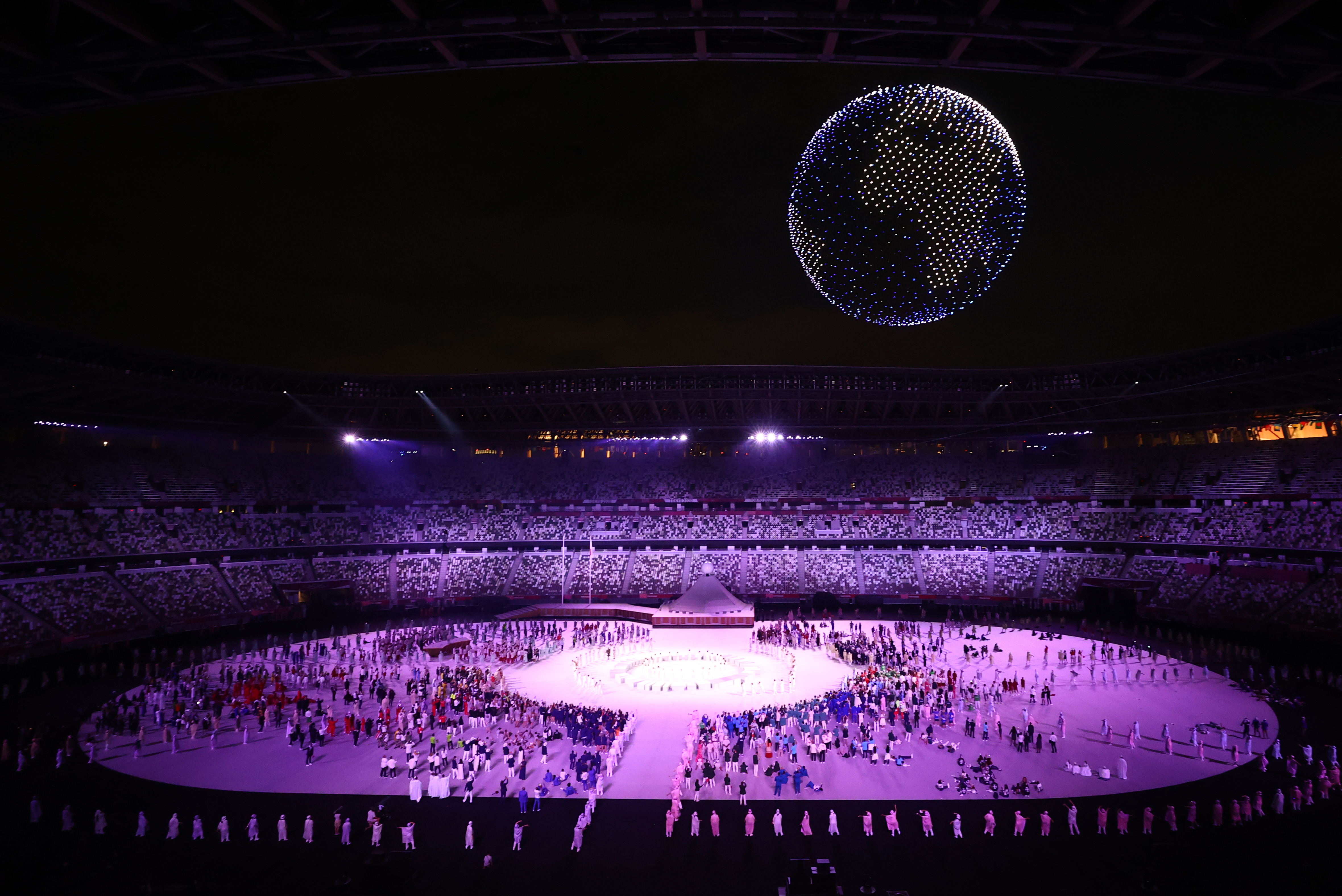 El show de drones en el aire del Estadio Olímpico de Tokio (REUTERS/Marko Djurica)
