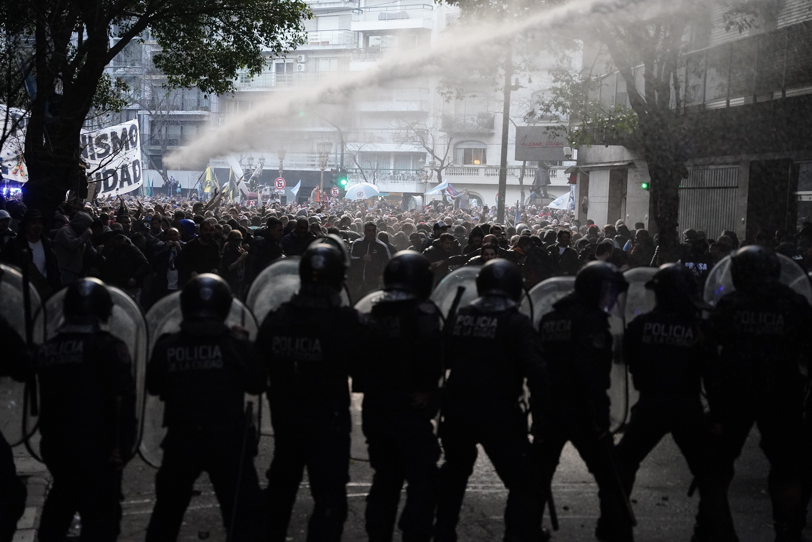 Distintas agrupaciones peronistas suspendieron sus respectivos actos para concentrar frente a la casa de CFK (Crédito: Franco Fafasuli)