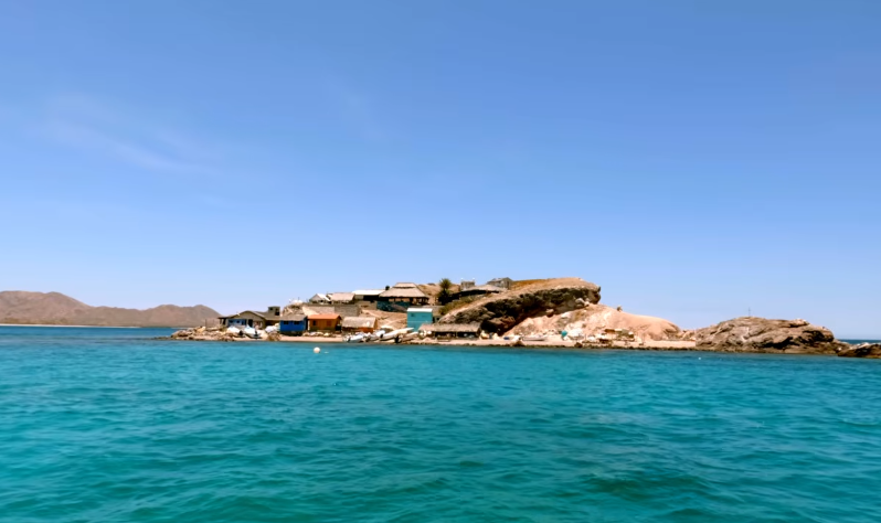 Llegaron en bote a una isla desierta y la transformaron en su hogar: hoy sus hijos viven de la pesca y los turistas curiosos 