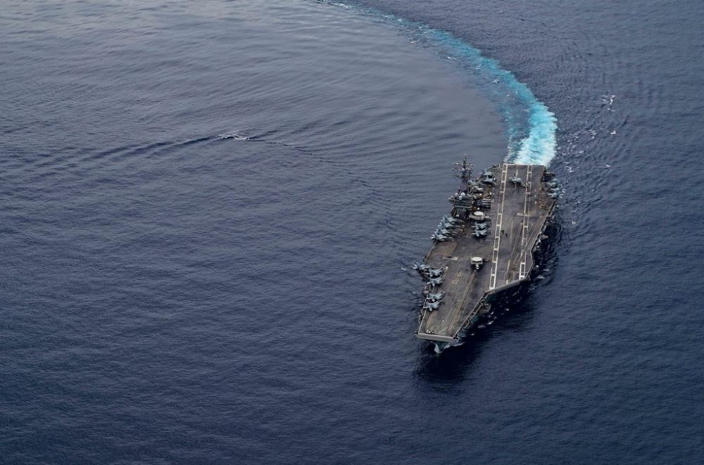 El portaaviones USS Ronald Reagan navega por aguas internacionales del Mar del Sur de China mientras realiza operaciones de rutina, asegurando la competencia y preparación del combate durante ejercicios militares el pasado 4 de julio (US Navy)