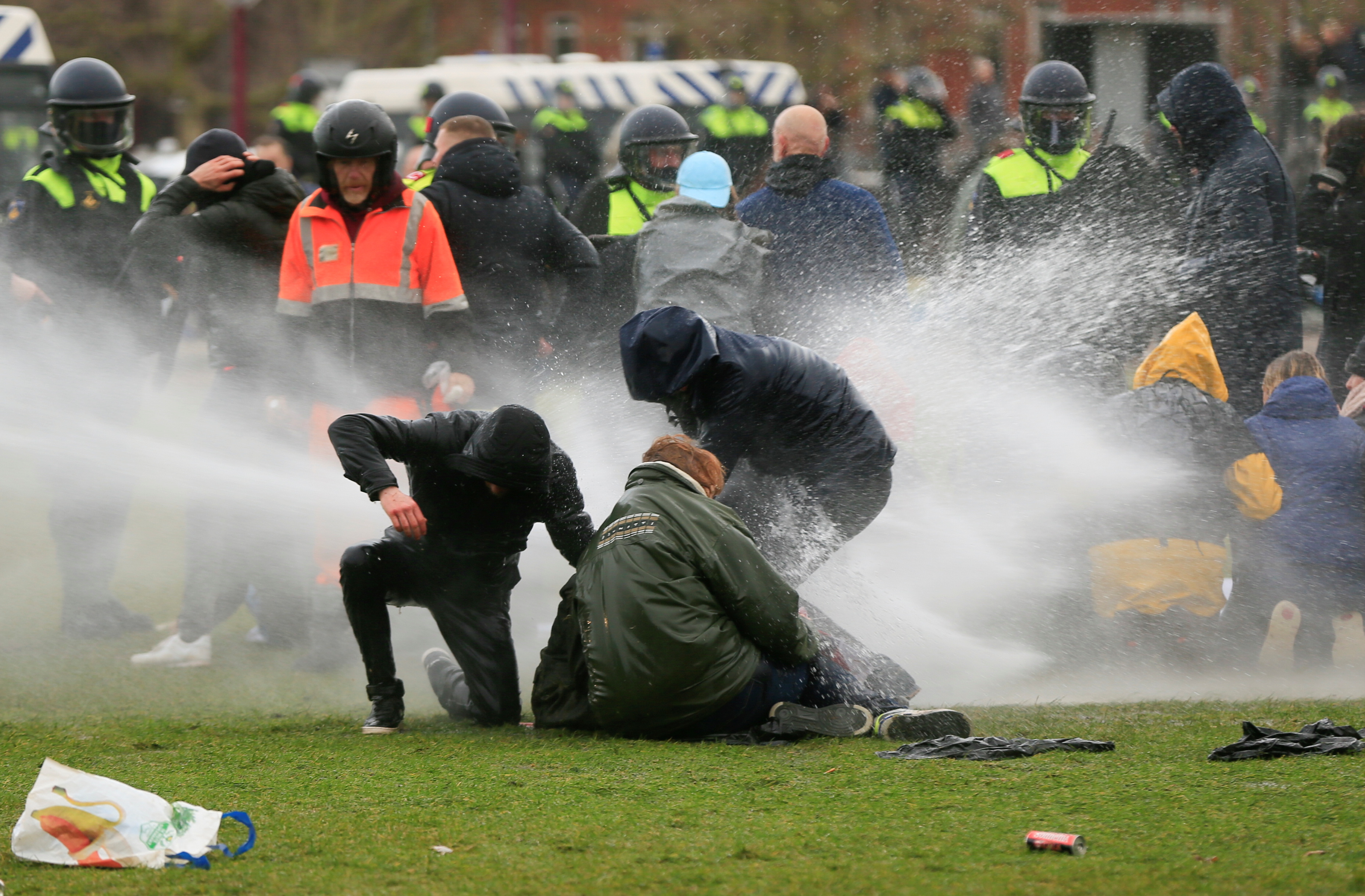 La policía utiliza un cañón de agua durante una protesta contra las restricciones impuestas para frenar la propagación de la enfermedad del coronavirus (COVID-19), en Ámsterdam, Países Bajos. REUTERS/Eva Plevier