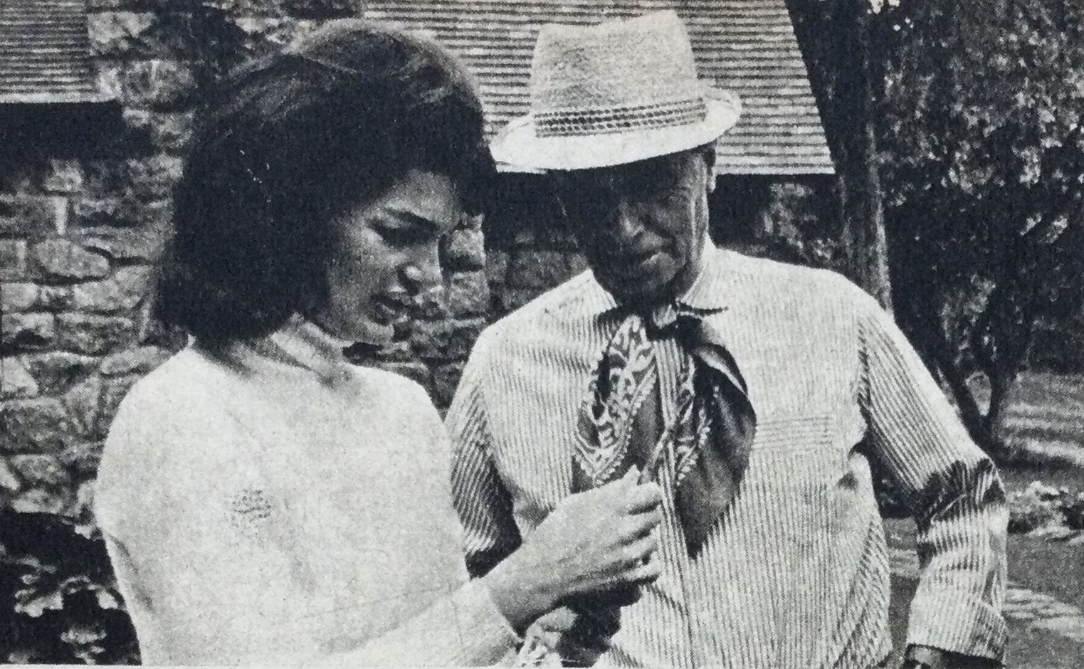 Jacqueline junto a Miguel Angel Cárcano, el dueño de casa. Fotografía Revista Primera Plana N° 172 12 de abril 1966