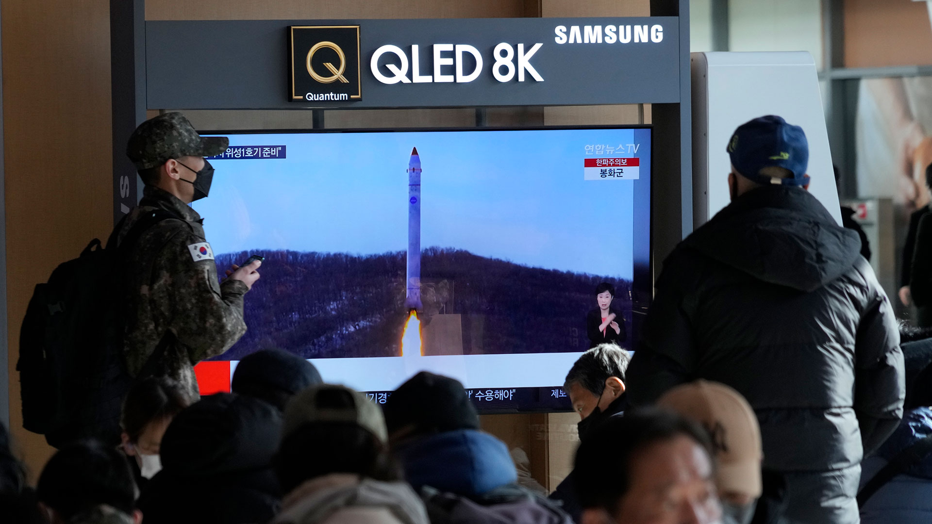 Una pantalla de televisión muestra una imagen del cohete de Corea del Norte con el satélite de prueba durante un programa de noticias en la Estación de Ferrocarril de Seúl, en Seúl, Corea del Sur, el lunes 19 de diciembre de 2022. Corea del Norte dijo el lunes que disparó un satélite de prueba en una importante final. -etapa de prueba para el desarrollo de su primer satélite espía, una capacidad militar clave codiciada por su líder Kim Jong Un junto con otros sistemas de armas de alta tecnología. (Foto AP/Ahn Young-joon)

