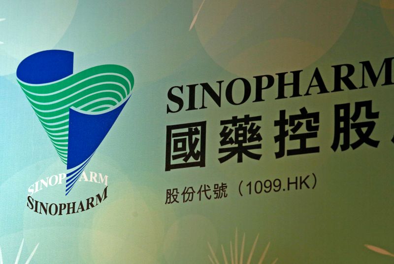 El logo de Sinopharm Group Co Ltd en una conferencia de prensa de la compañía estatal en Hong Kong (FOTO DE ARCHIVO. REUTERS/Bobby Yip)