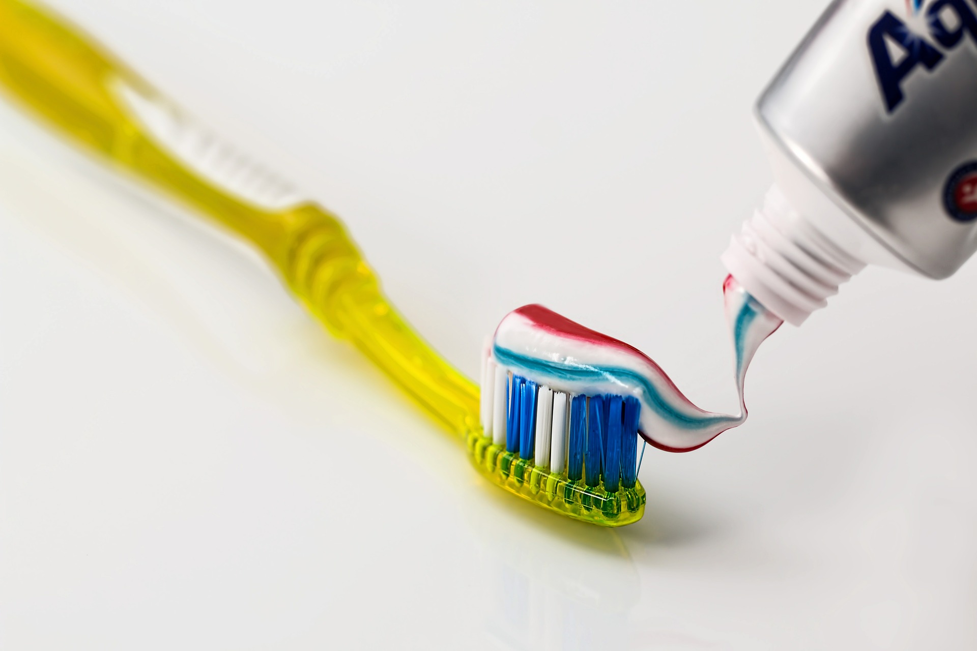 Nunca puede faltar un cepillo y pasta de dientes en el equipaje de mano. (Foto: Pixabay)