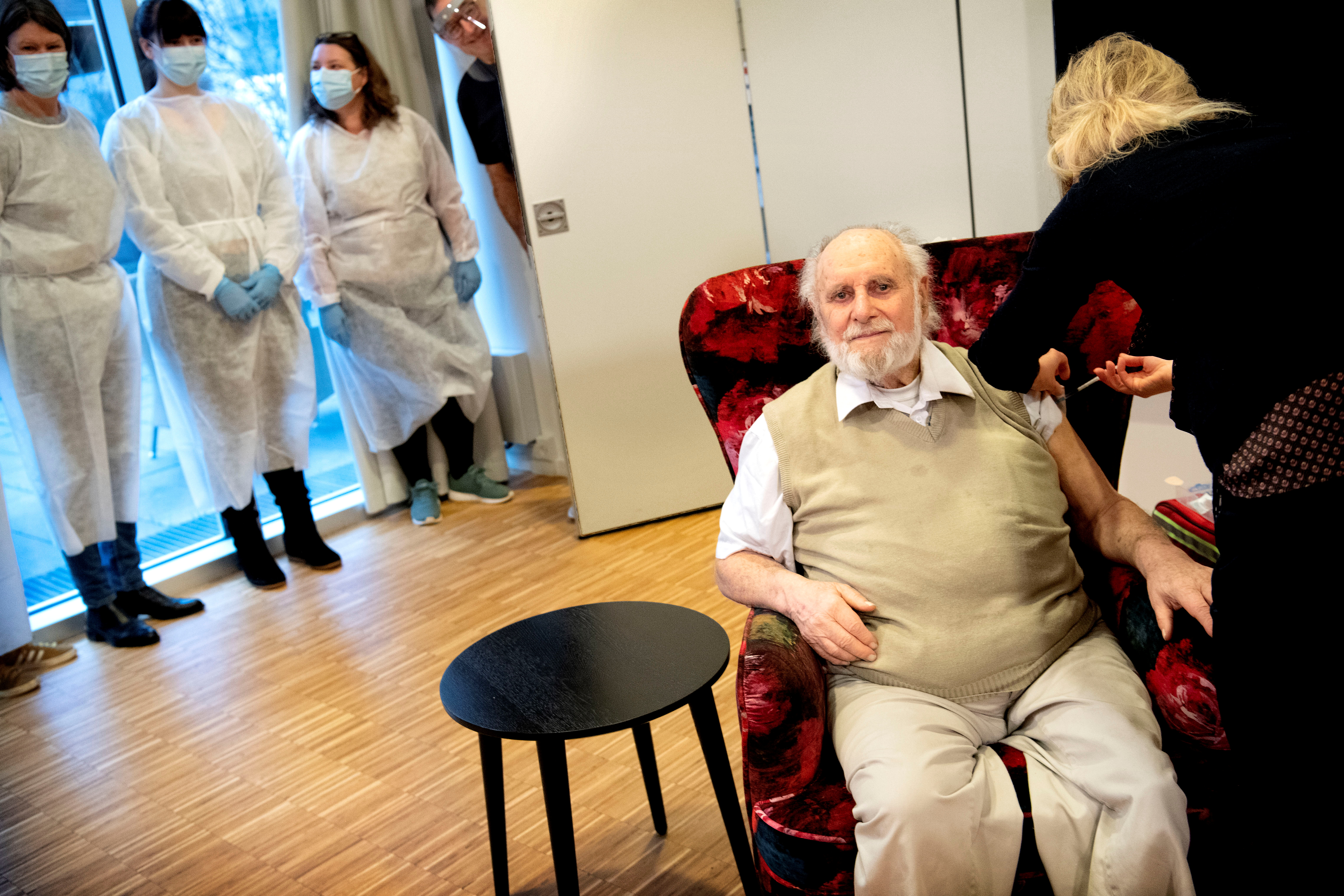 Un hombre es vacunado en una residencia para mayores de Copenhague (Ritzau Scanpix/Nils Meilvang vía Reuters)