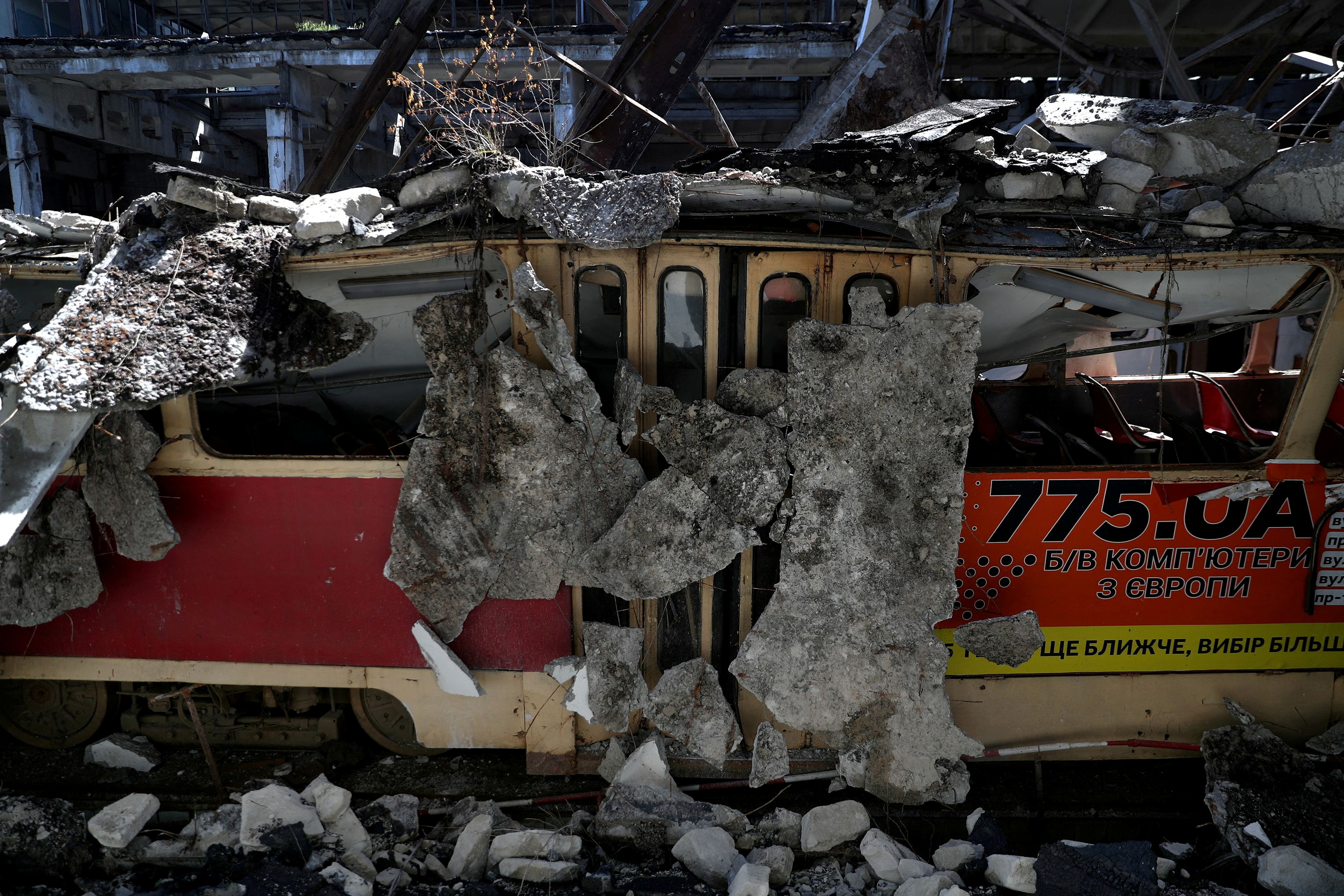 Un tranvía dañado en un depósito bombardeado en Kharkiv, en medio del ataque de Rusia a Ucrania (REUTERS/Ivan Alvarado)