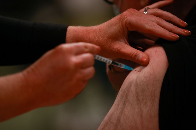 Los expertos insisten en vacunar más frente a la llegada de la nueva variante (REUTERS/Hannah McKay)