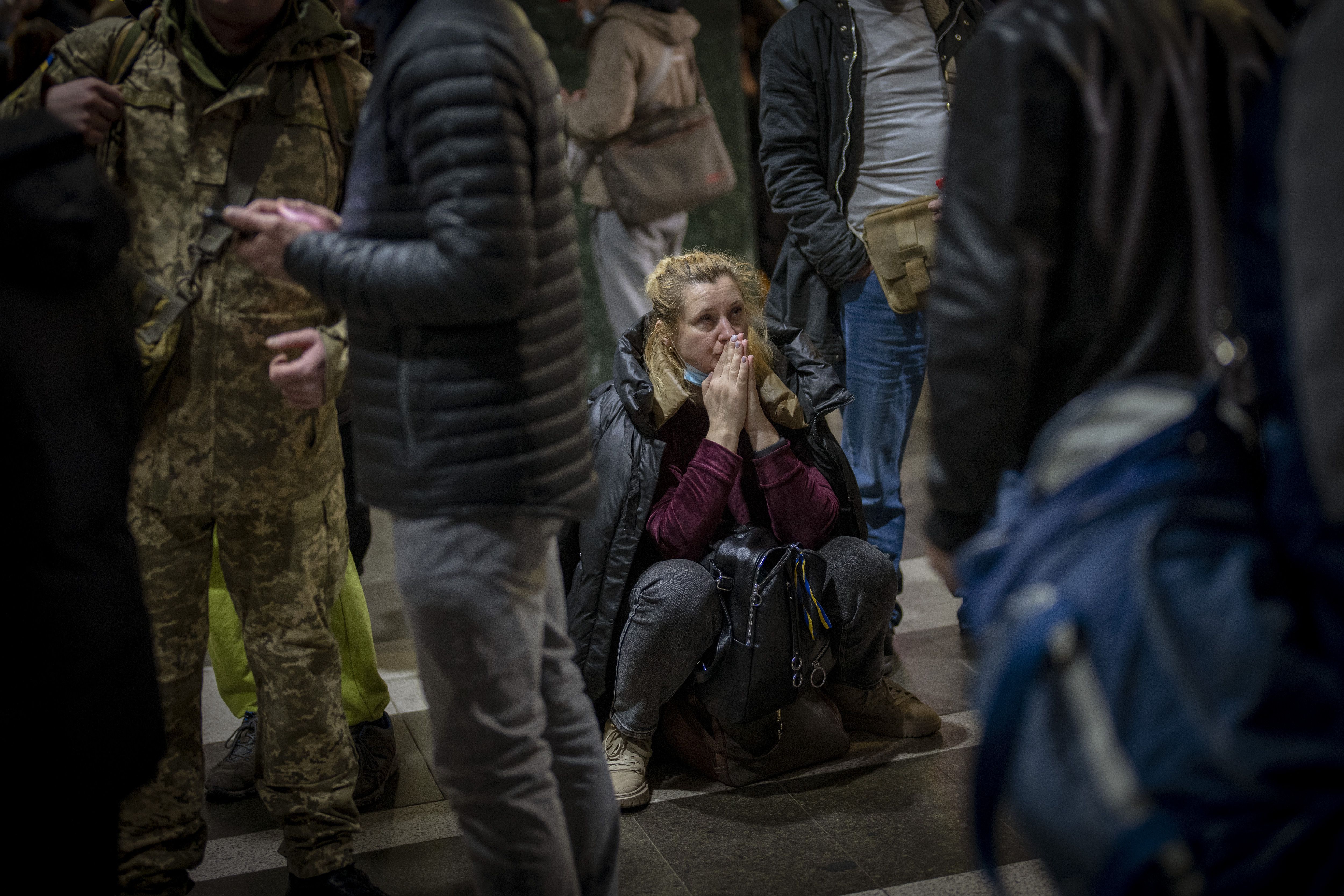 Una mujer reacciona mientras espera un tren que intenta salir de Kiev, Ucrania, el jueves 24 de febrero de 2022. (AP Photo/Emilio Morenatti)