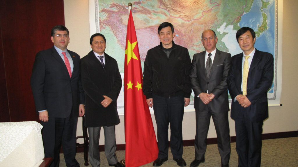 Nilsen Arias; el entonces ministro Rafael Poveda; junto a los gerentes de Petrochina; de Seguros Sucre, de Andes Petroleum, durante una visita a China en el 2013. (Ministerio de Sectores Estratégicos)