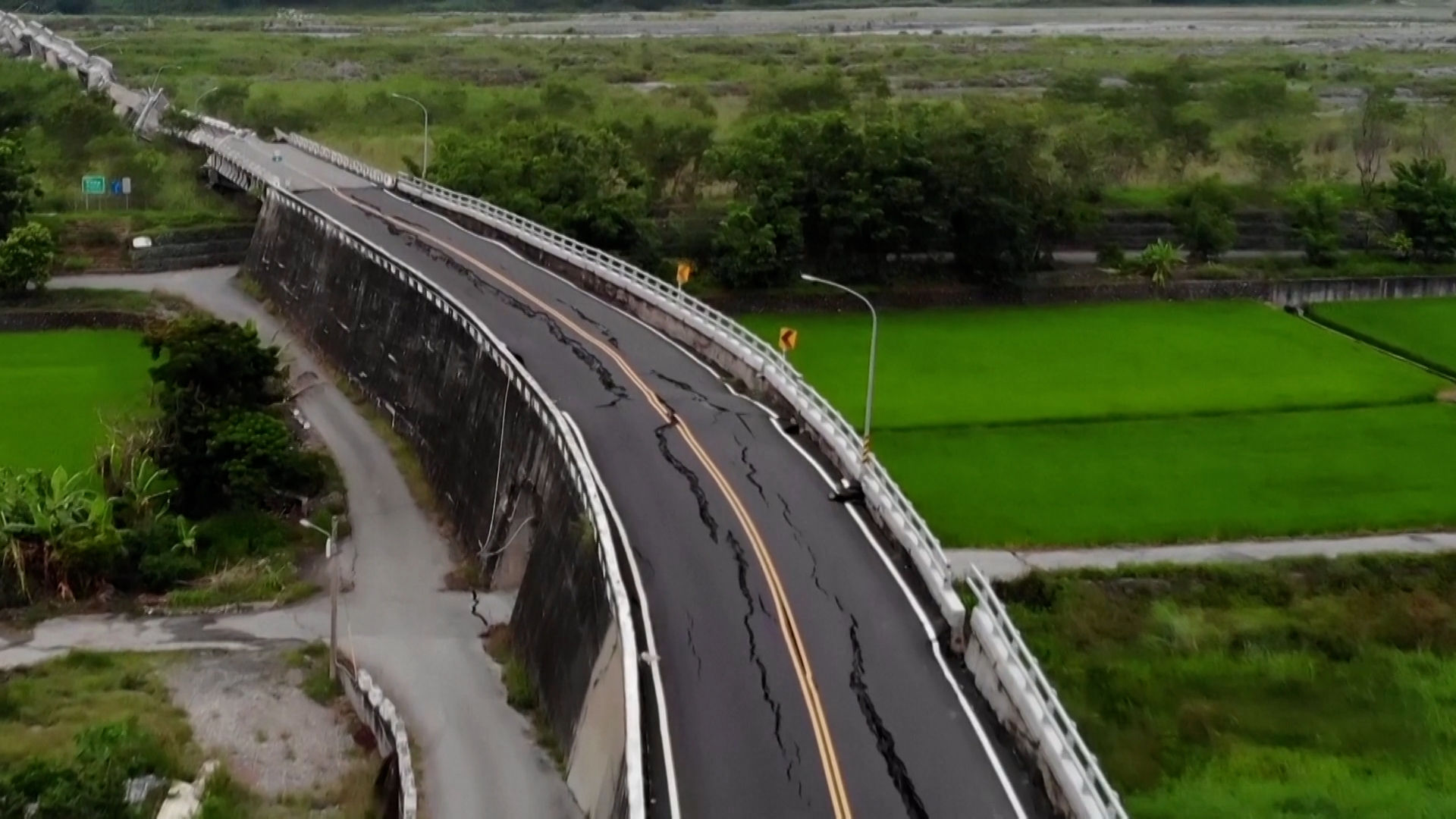 Carreteras y puentes que colpasaron en distintas zonas de Taiwán debido al terremoto del domingo
