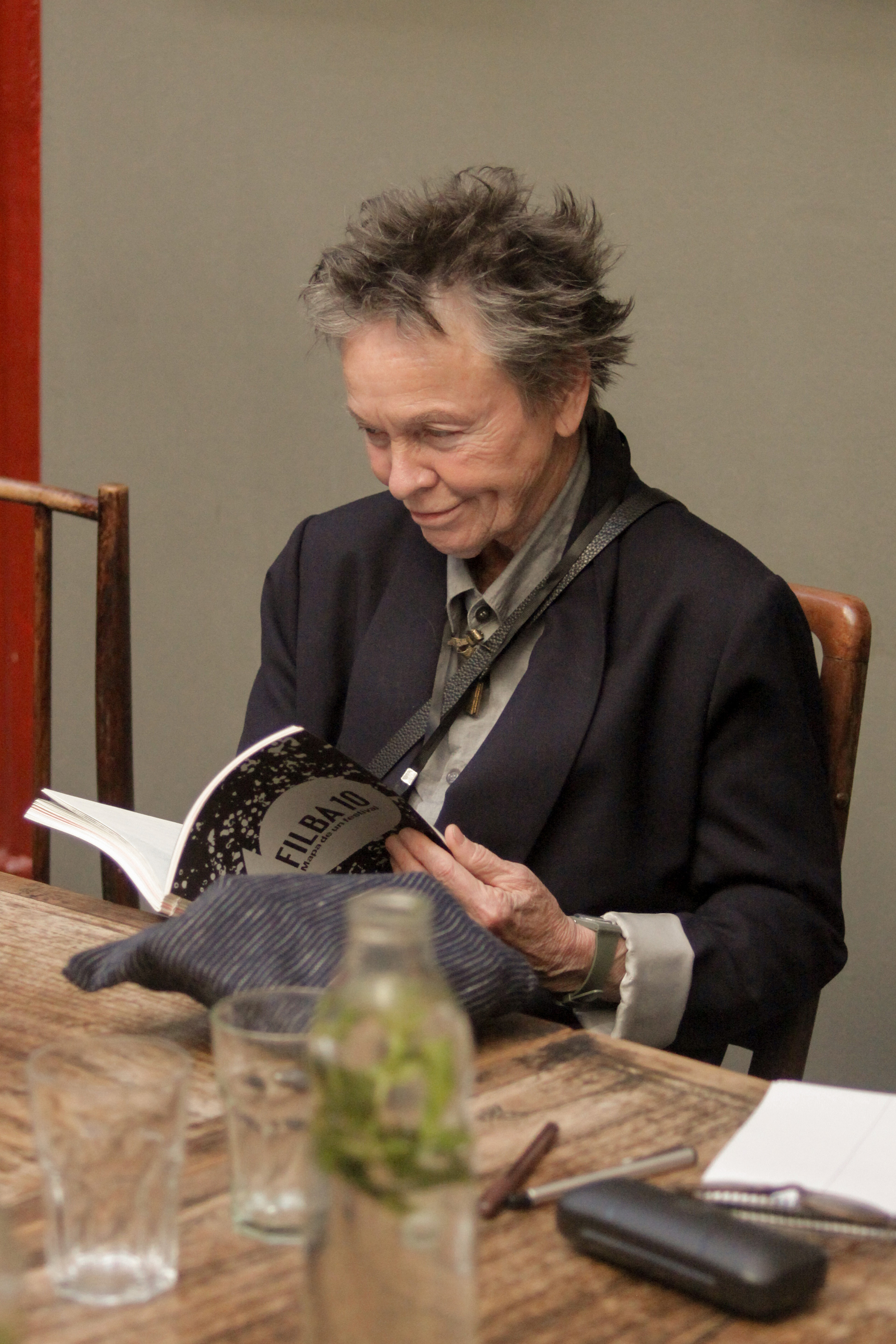 Laurie Anderson con un libro editado cuando se cumplieron diez años del festival literario (Crédito: Florencia Romero)