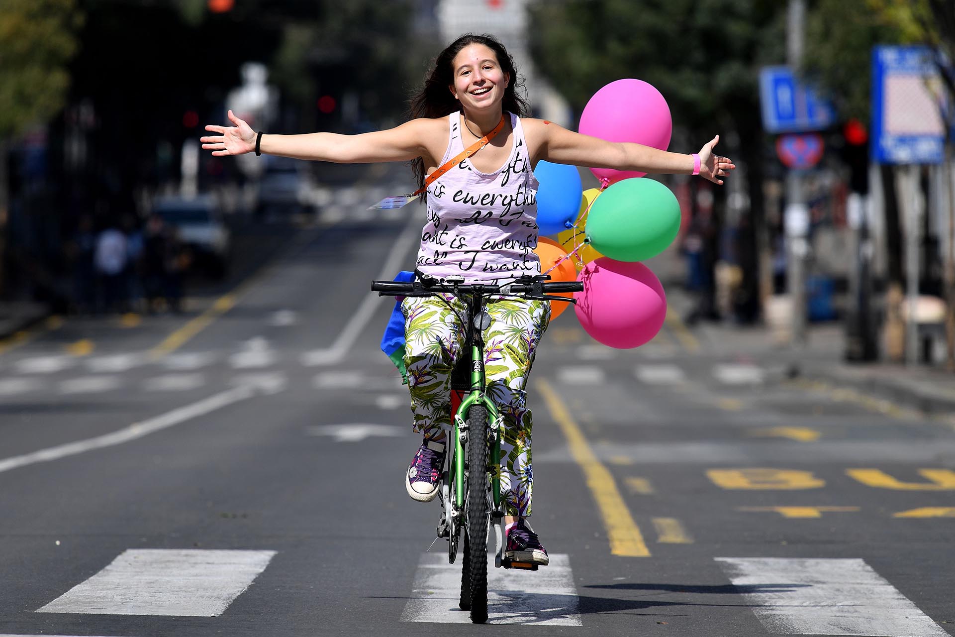 Una mujer muestra su felicidad montando una bicicleta durante el desfile del Orgullo el 17 de septiembre de 2017 en Belgrado. La premier lesbiana de Serbia se unió ese día a cientos de activistas con banderas del arco iris para la marcha anual, un evento celebrado bajo una fuerte seguridad en el país conservador. La primera marcha del Orgullo Gay de Belgrado, en 2001, terminó con disparos al aire de la policía para dispersar a los nacionalistas antigays y a los skinheads que apedrearon y golpearon a los participantes