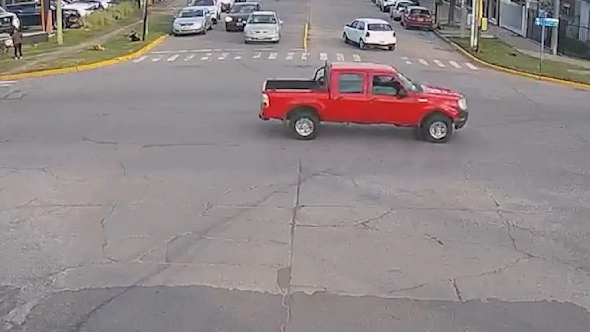Video: detuvieron a un joven conductor que evitó un control de tránsito, embistió a un inspector y se escapó