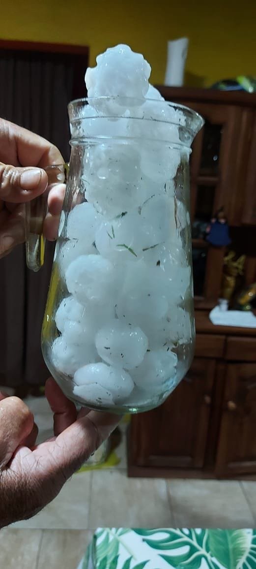 Un vecino del interior bonaerense compartió la imagen de una jarra llena con granizo (@Tiempo_AMBA)