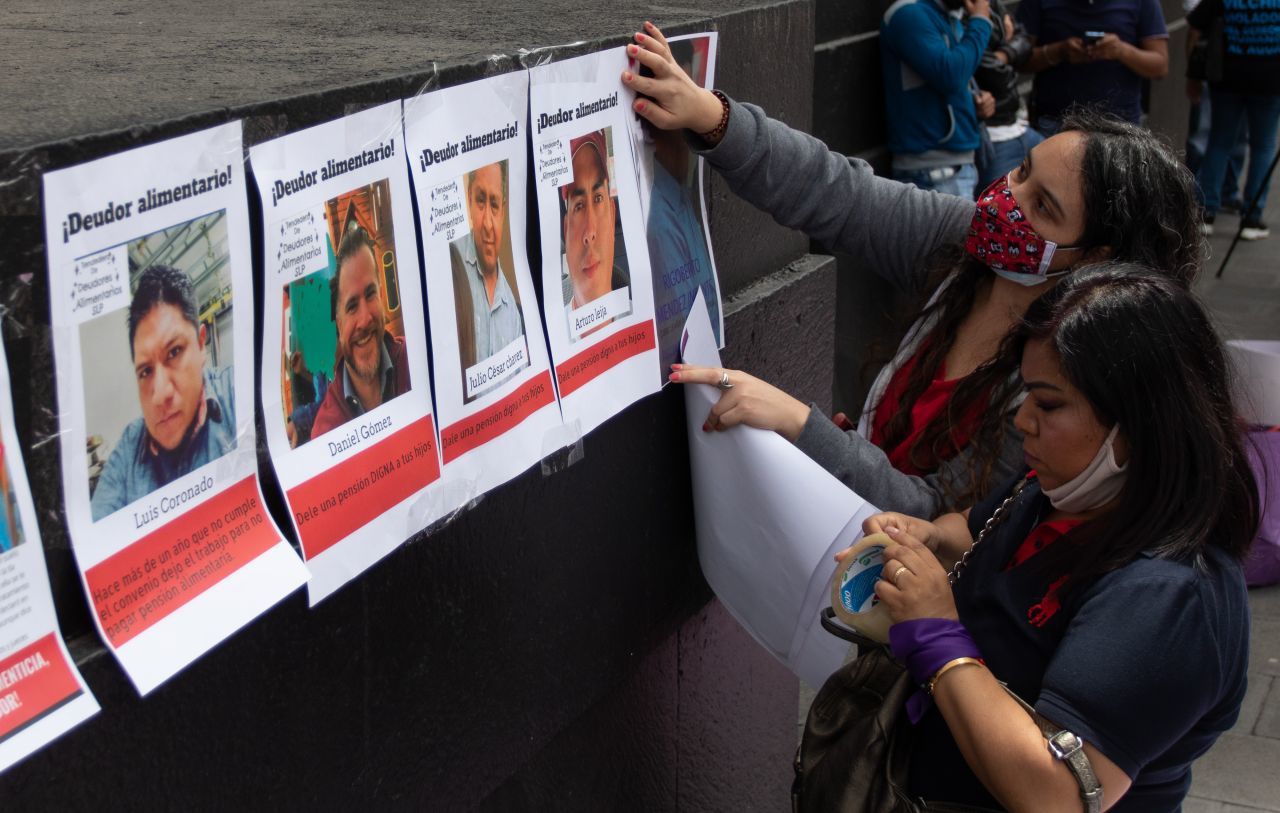 Mujeres de la colectiva "Frente Nacional Mujeres" y "Amor no es violencia" haciendo un tendedero de Deudores alimentarios frente a la Suprema Corte de Justicia de la Nación (SCJN) en marzo de 2022 (Foto: Andrea Murcia/Cuartoscuro)