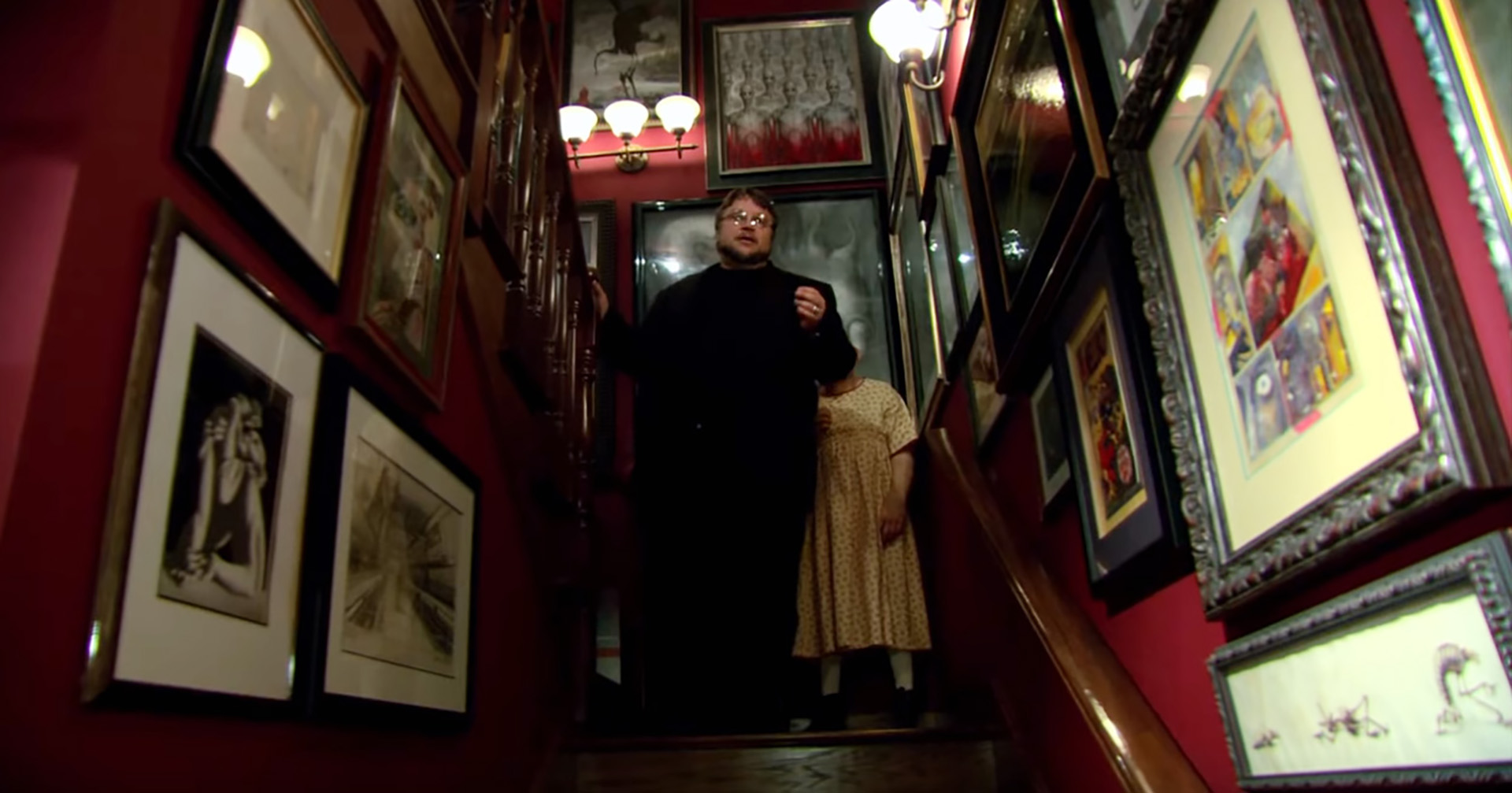 Guillermo del Toro en la escalera de su casa de Los Angeles, en cuyas paredes están colgados originales de Enrique Breccia