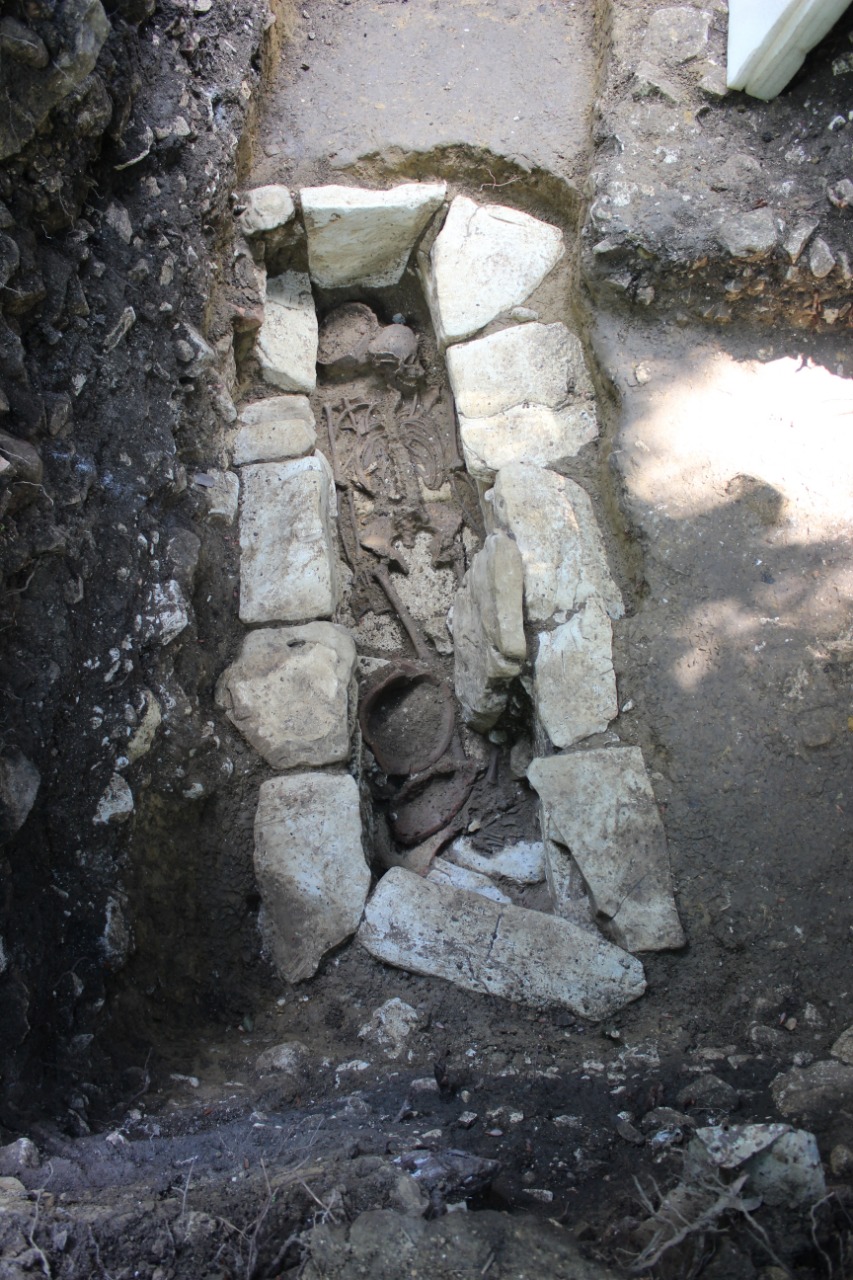 Los restos óseos se acompañaron con una ofrenda que consistía en dos vasijas semicompletas y una fragmentada. Foto: INAH.