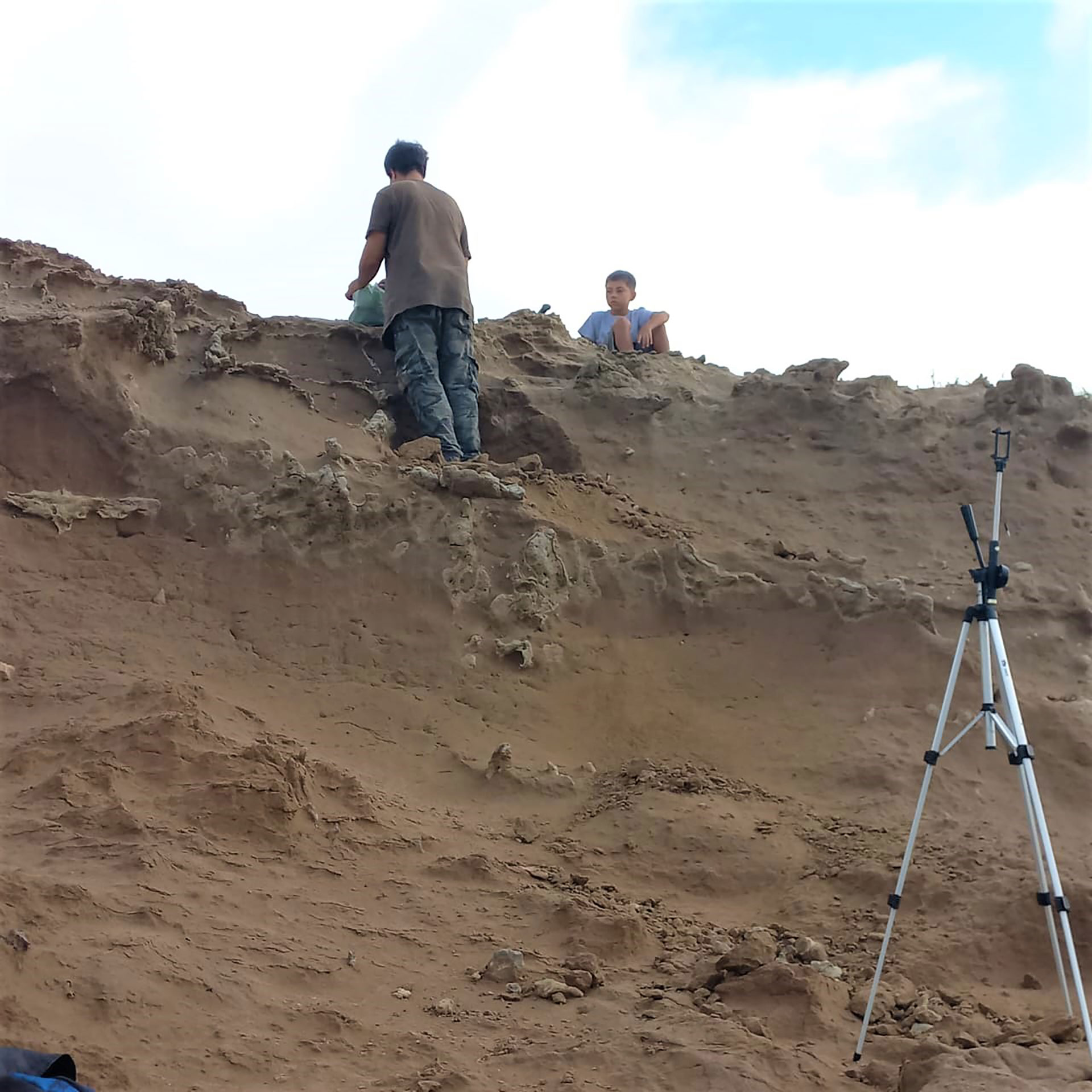 Los padres de Bruno se acercaron al Laboratorio de Paleontología del Museo de Ciencias Naturales de Miramar para llevar los restos fósiles 