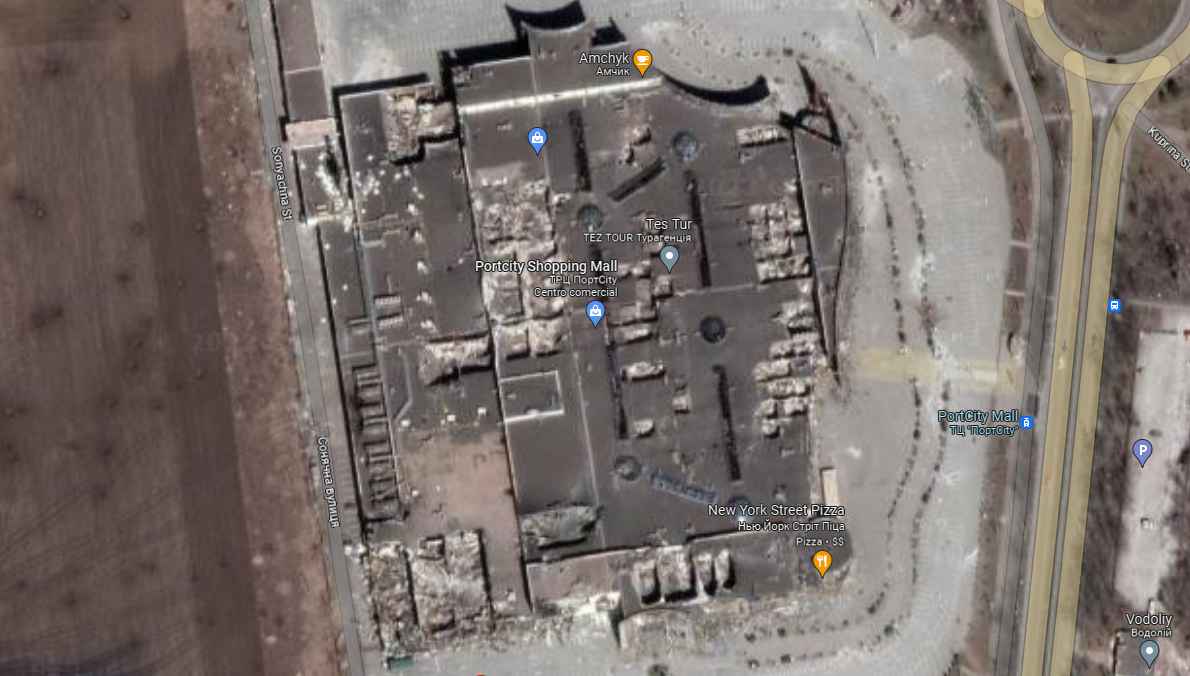 The destruction also covers one of the most important shopping centers in the city: the Portcity Shopping Mall, where new satellite images show the damage to its infrastructure, especially to the roof, as a result of the impact of missiles and artillery from the Kremlin.  (GOOGLE MAPS)