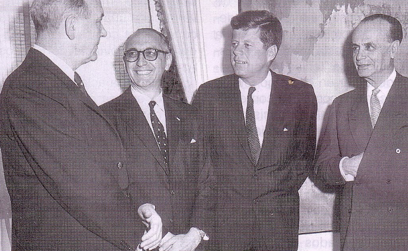 Otros tiempos. Kennedy, ya presidente, flanqueado por Arturo Frondizi y en el extremo derecho Miguel Angel Cárcano (Wikipedia)